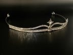 diadem-silber-zweireihig-mit-kristallverzierung-seitliche-perspektive-feiner-metallreifen-auf-dunklem-hintergrund