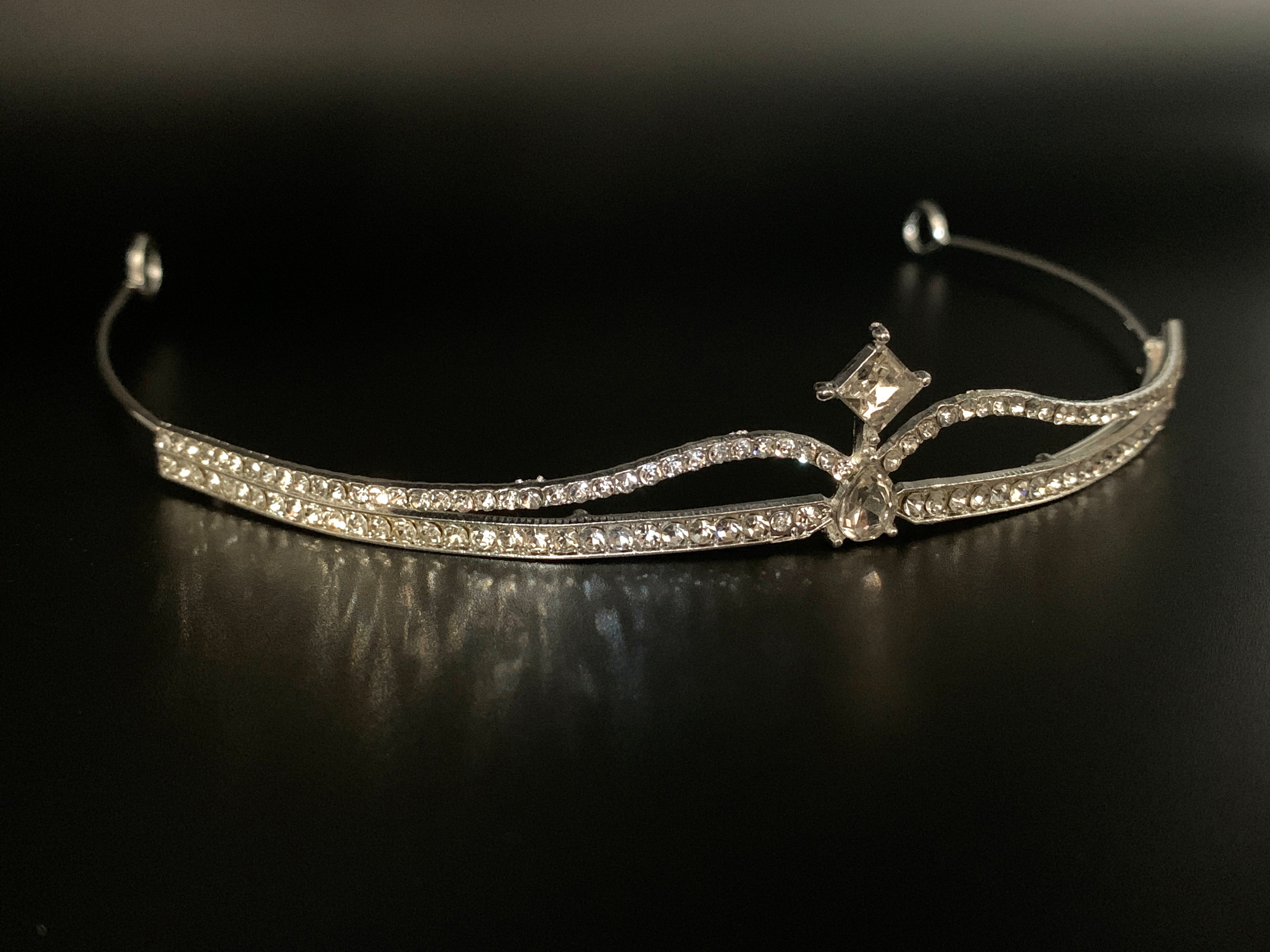 diadem-silber-zweireihig-mit-kristallverzierung-seitliche-perspektive-feiner-metallreifen-auf-dunklem-hintergrund