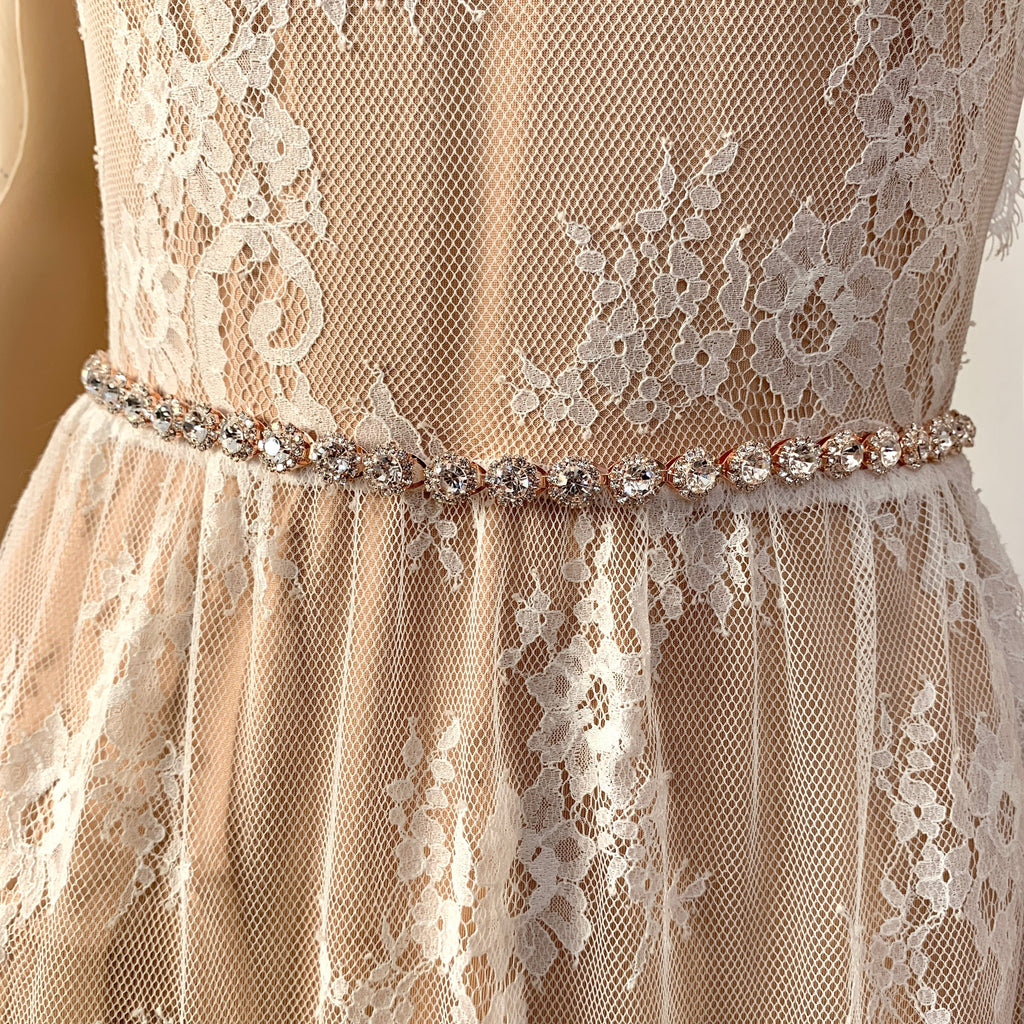 edler-brautguertel-in-rosegoldoptik-mit-kristallbesatz-und-cremefarbenem-satinband