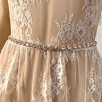 edler-brautguertel-in-rosegoldoptik-mit-kristallbesatz-und-cremefarbenem-satinband