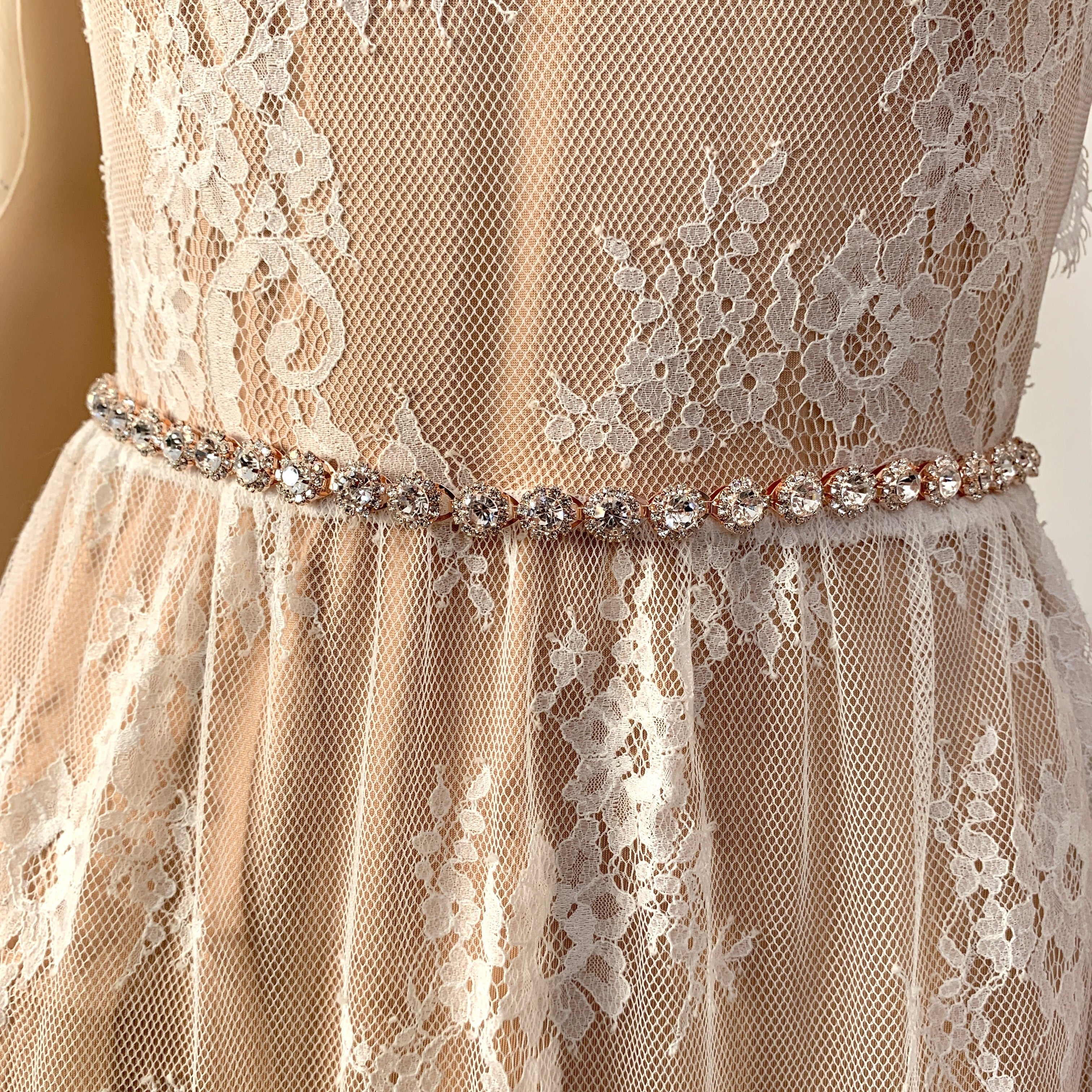 edler-brautguertel-in-rosegoldoptik-mit-kristallbesatz-und-cremefarbenem-satinband