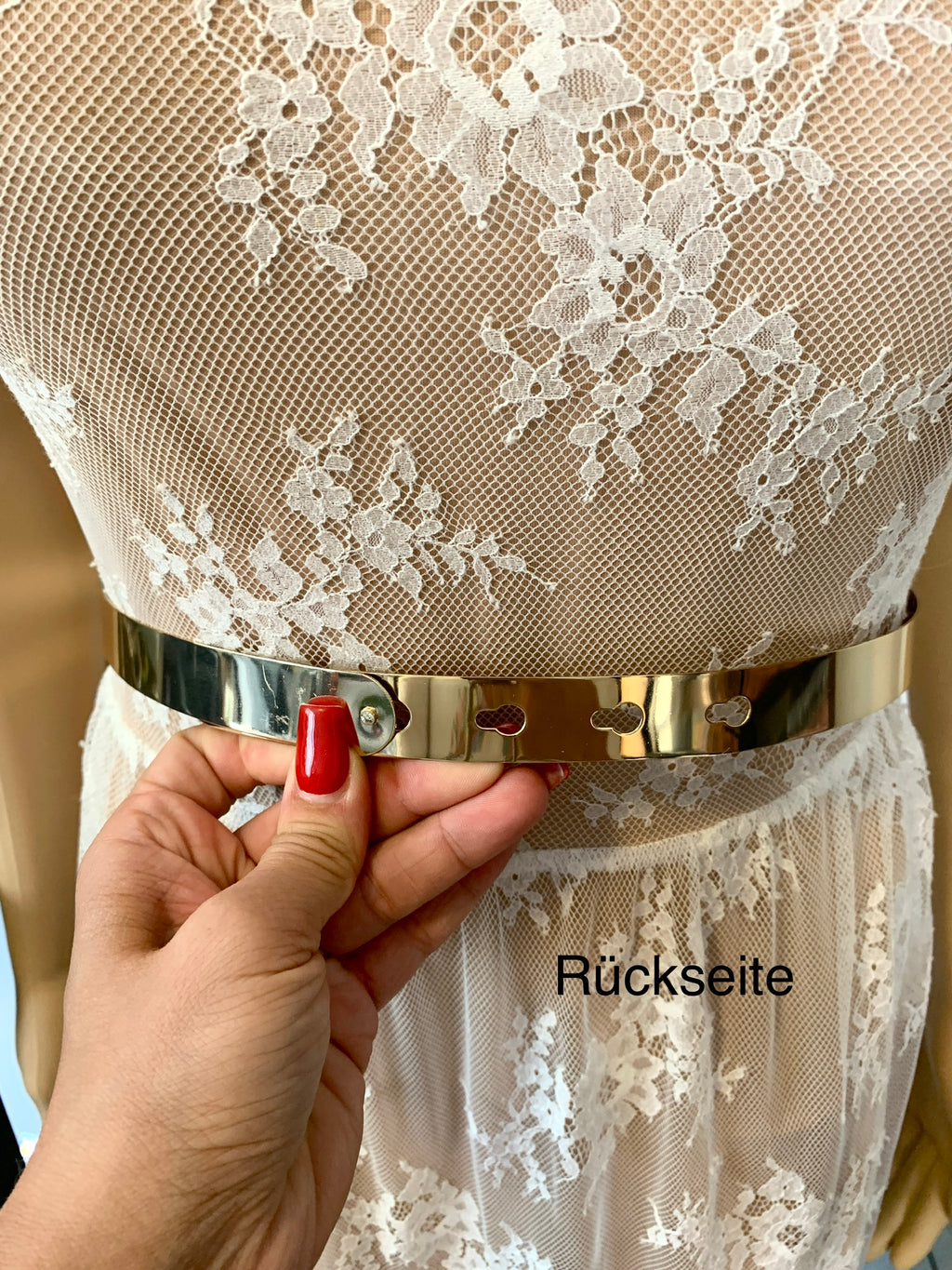 edler-goldener-brautguertel-ohne-strass-modern-clean-und-stilvoll-fuer-die-hochzeit