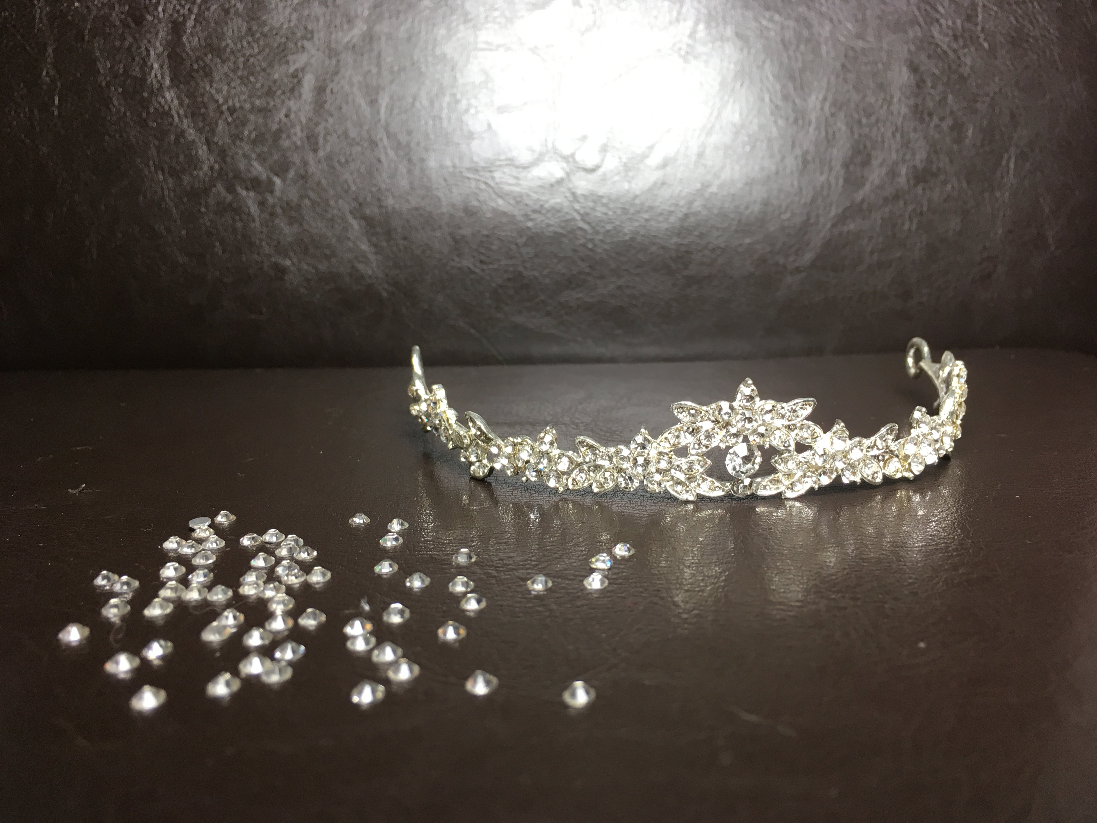 edles-braut-diadem-mit-kristallsteinen-und-blütenoptik-liegend-fotografiert