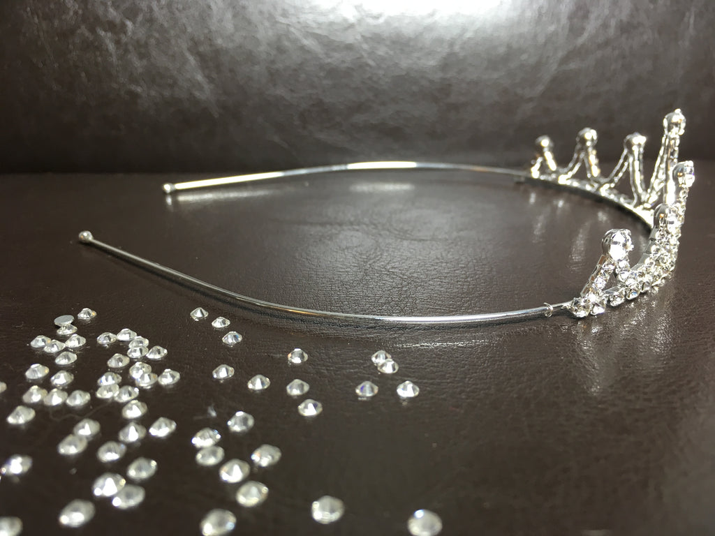 elegante-tiara-mit-strass-verzierung-neben-einzeln-liegenden-kristallsteinen