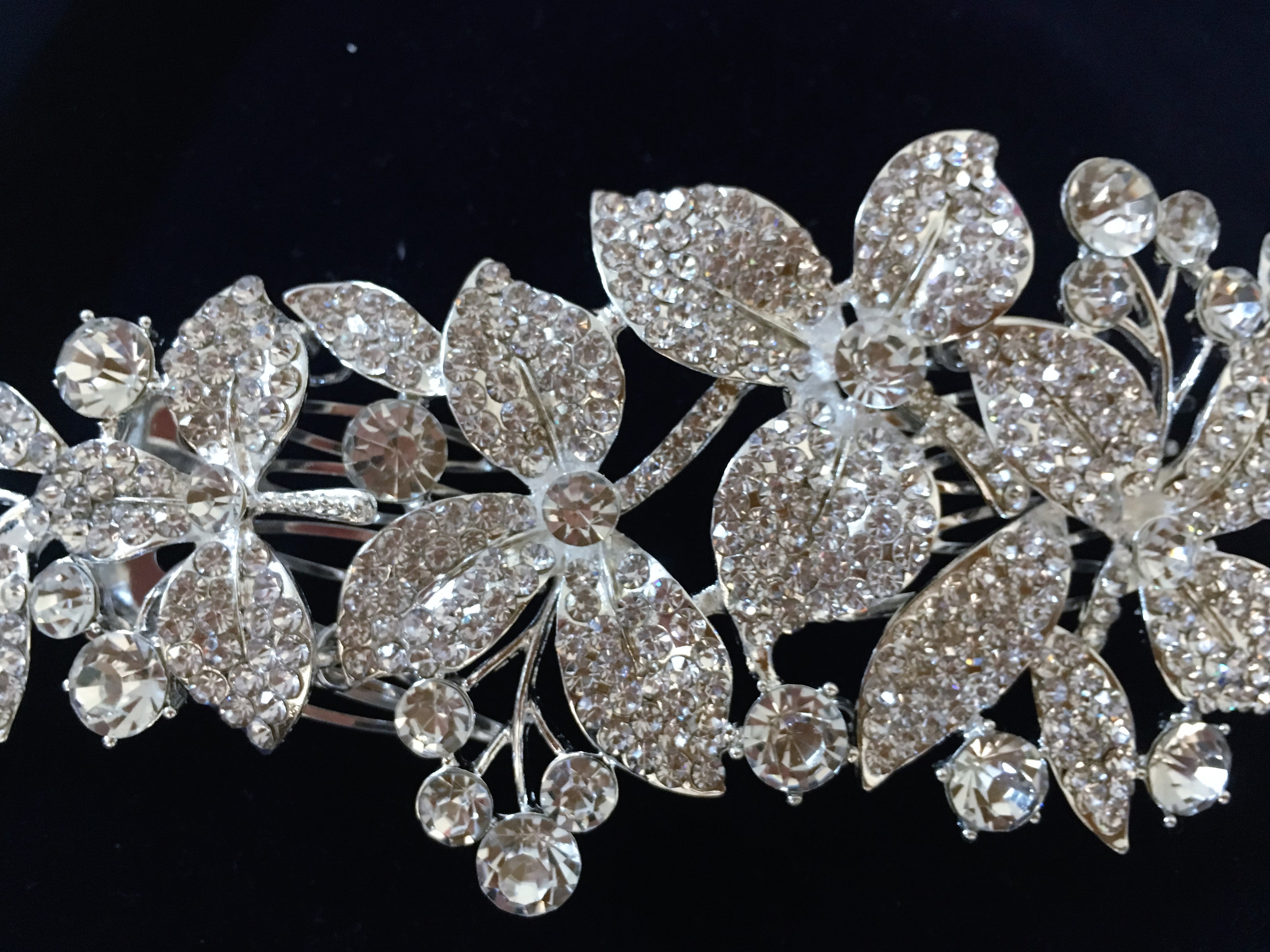 eleganter-braut-haarkamm-silber-funkelnder-haarschmuck