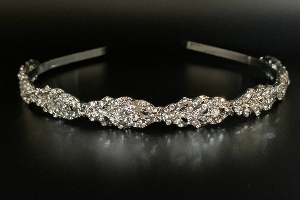 elegantes-braut-diadem-mit-kristallsteinen-und-zarter-blattstruktur