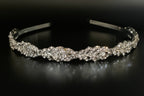 elegantes-braut-diadem-mit-kristallsteinen-und-zarter-blattstruktur