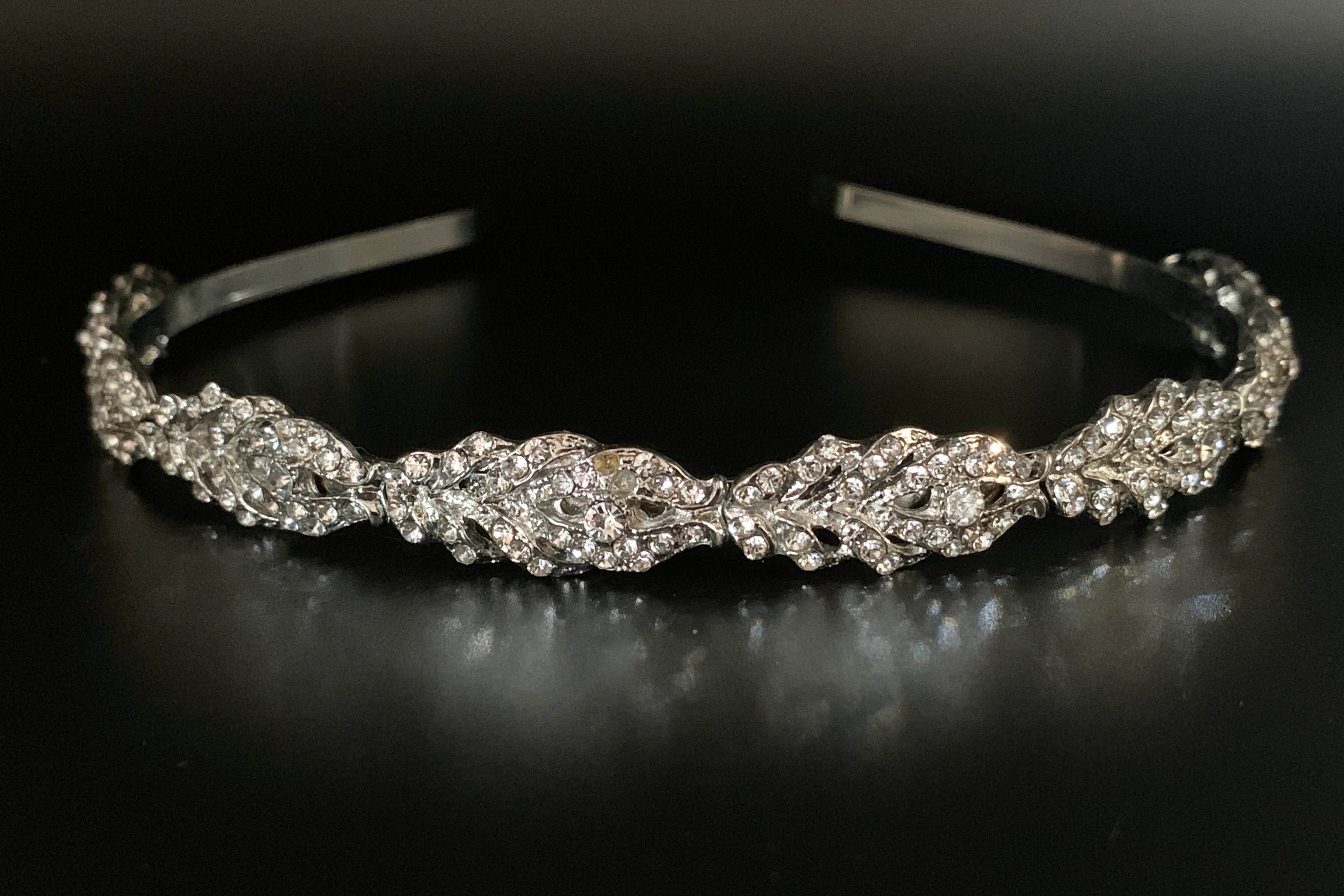 elegantes-braut-diadem-mit-kristallsteinen-und-zarter-blattstruktur