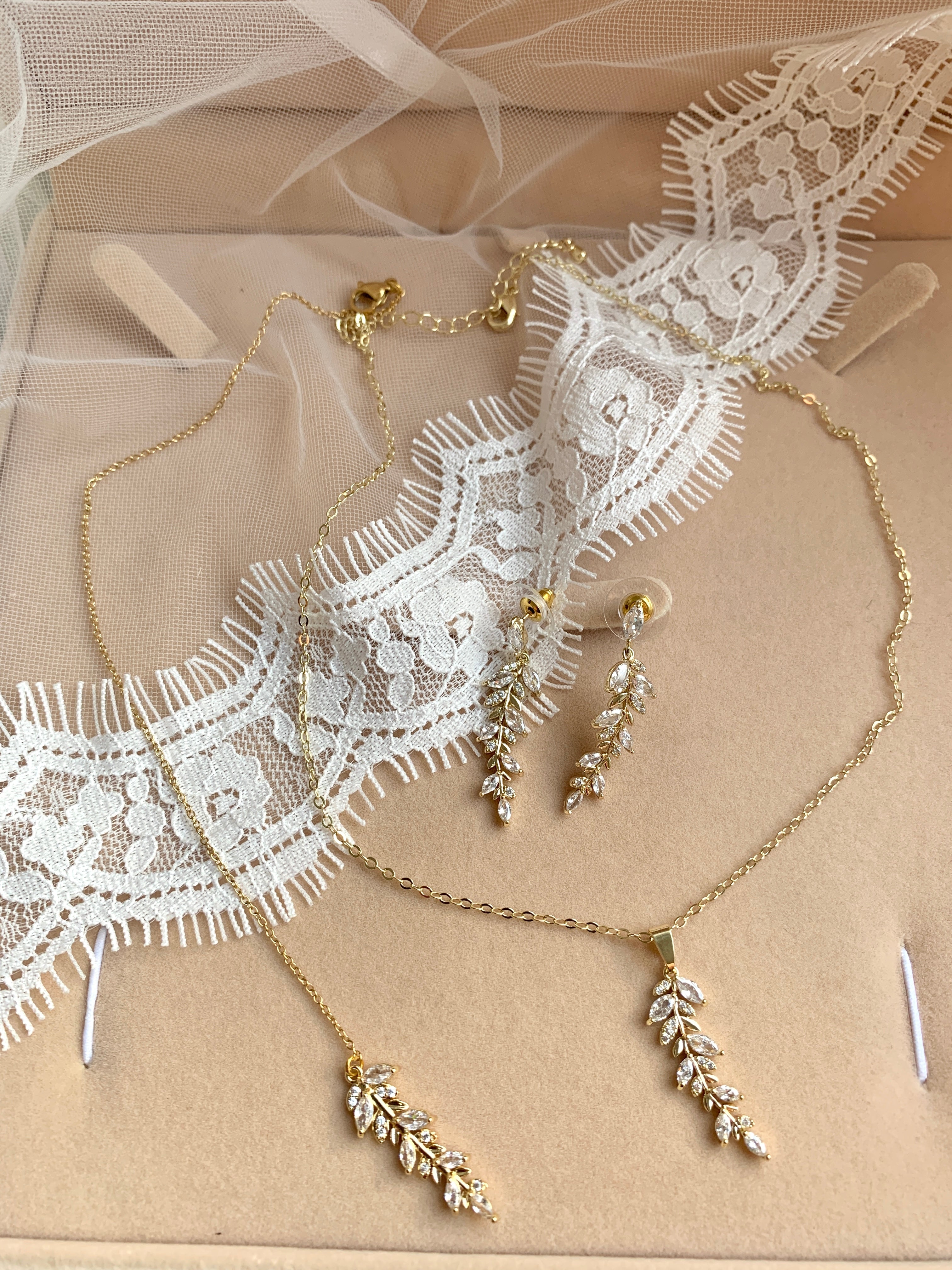 elegantes-brautschmuck-set-gold-blatt-optik