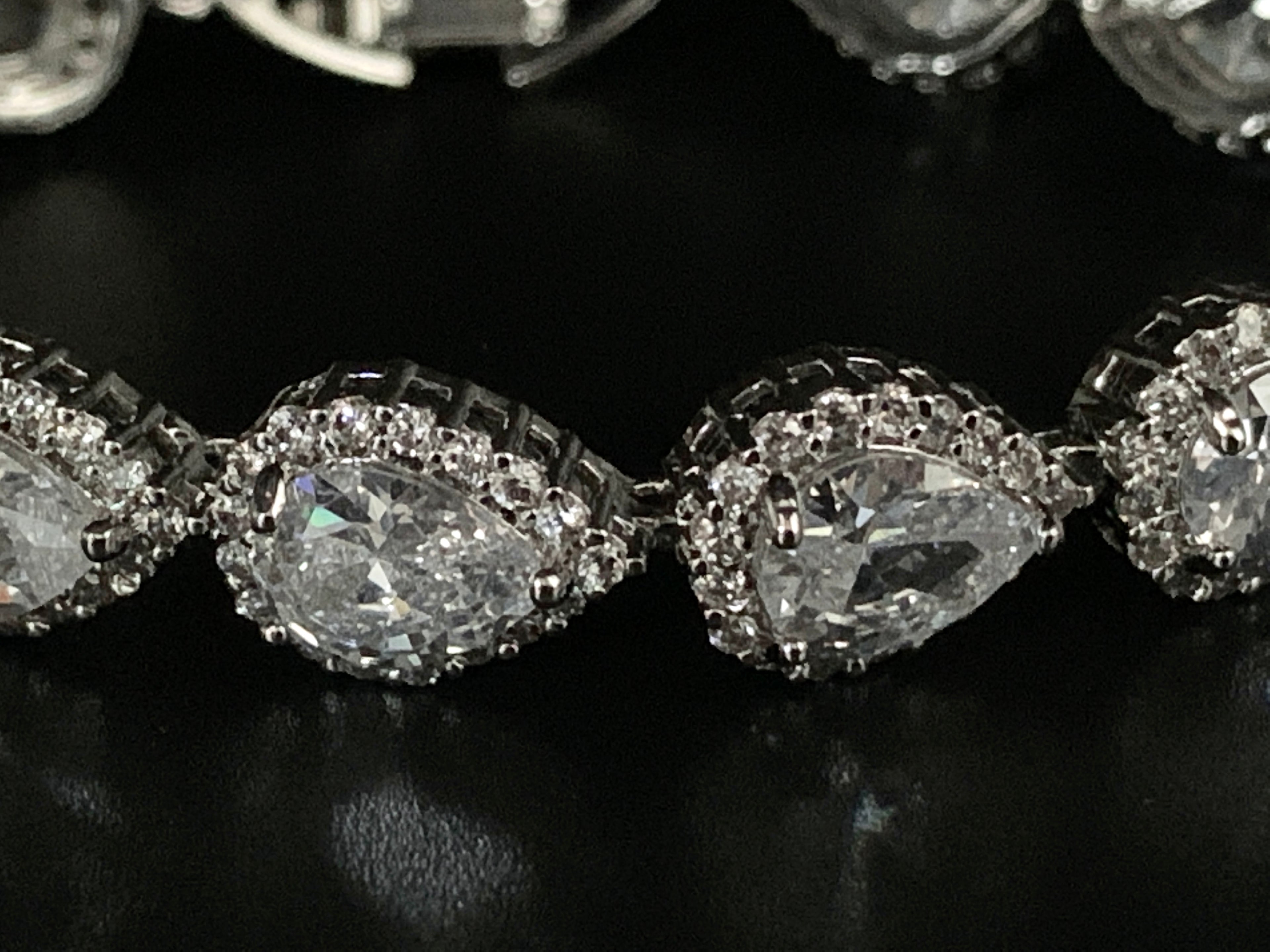 elegantes-damenarmband-mit-tropfen-zirkonia