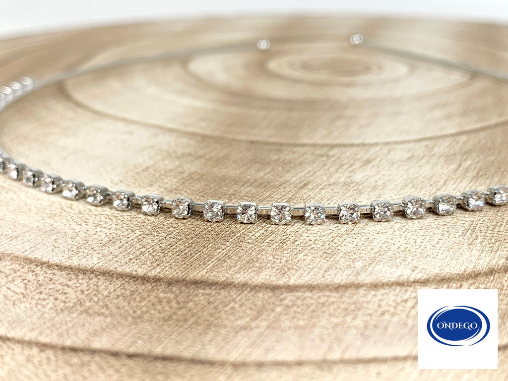 elegantes-haarband-mit-kristallreihe-silber-studioaufnahme