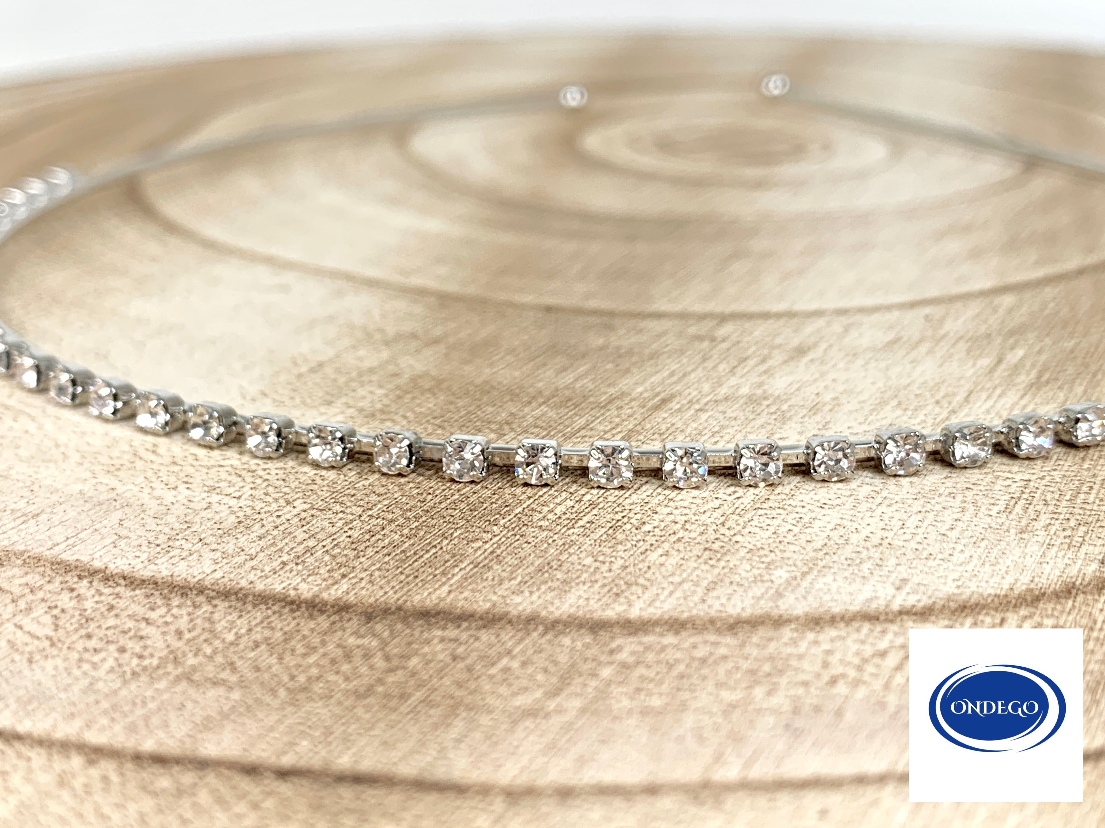 elegantes-haarband-mit-kristallreihe-silber-studioaufnahme