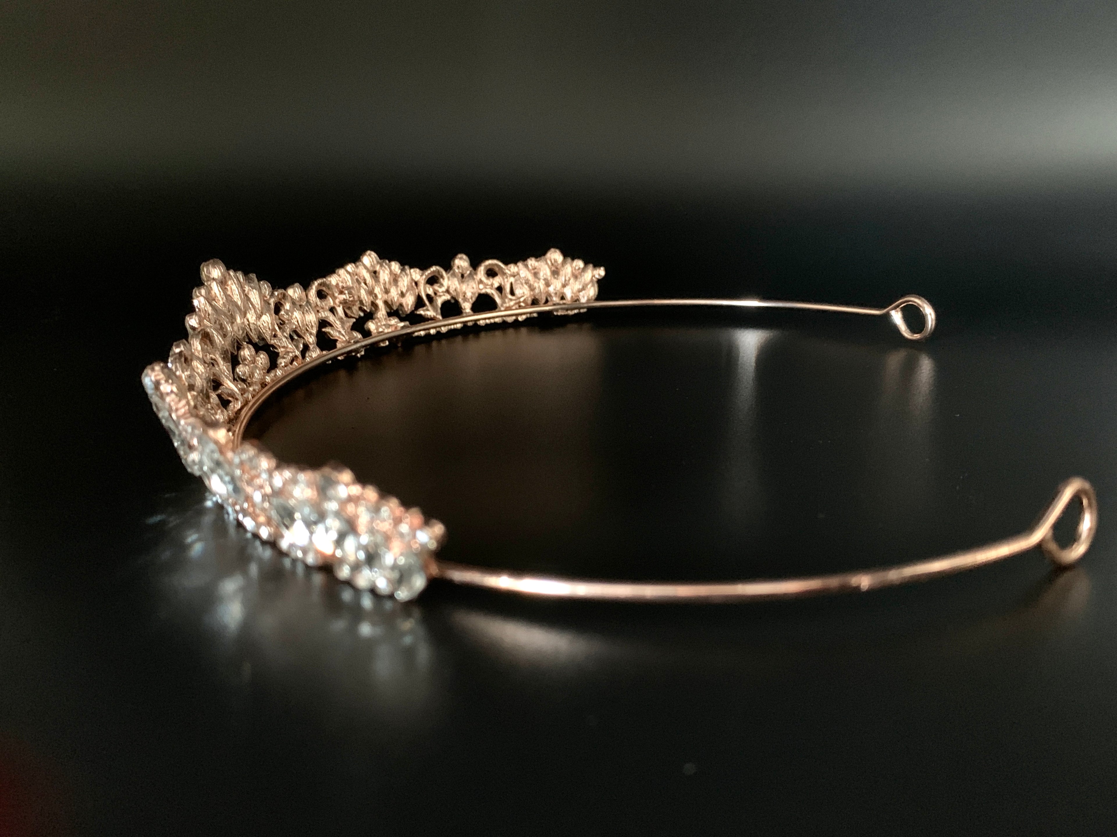 elegantes-strass-diadem-in-roségold-studioaufnahme-mit-reflexion