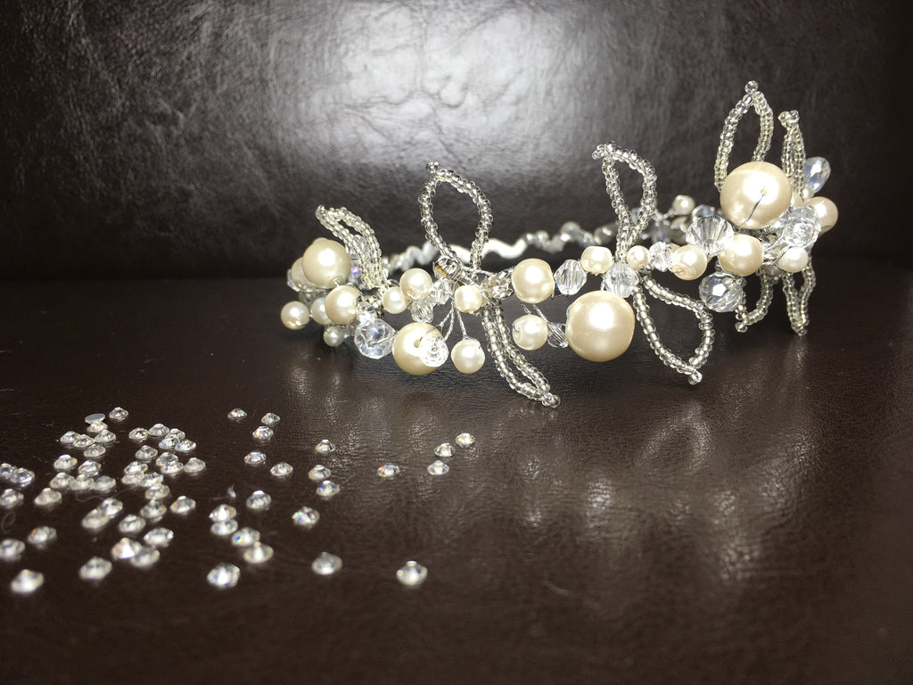 exklusive-hochzeitskrone-mit-perlenverzierung-und-funkelnden-details