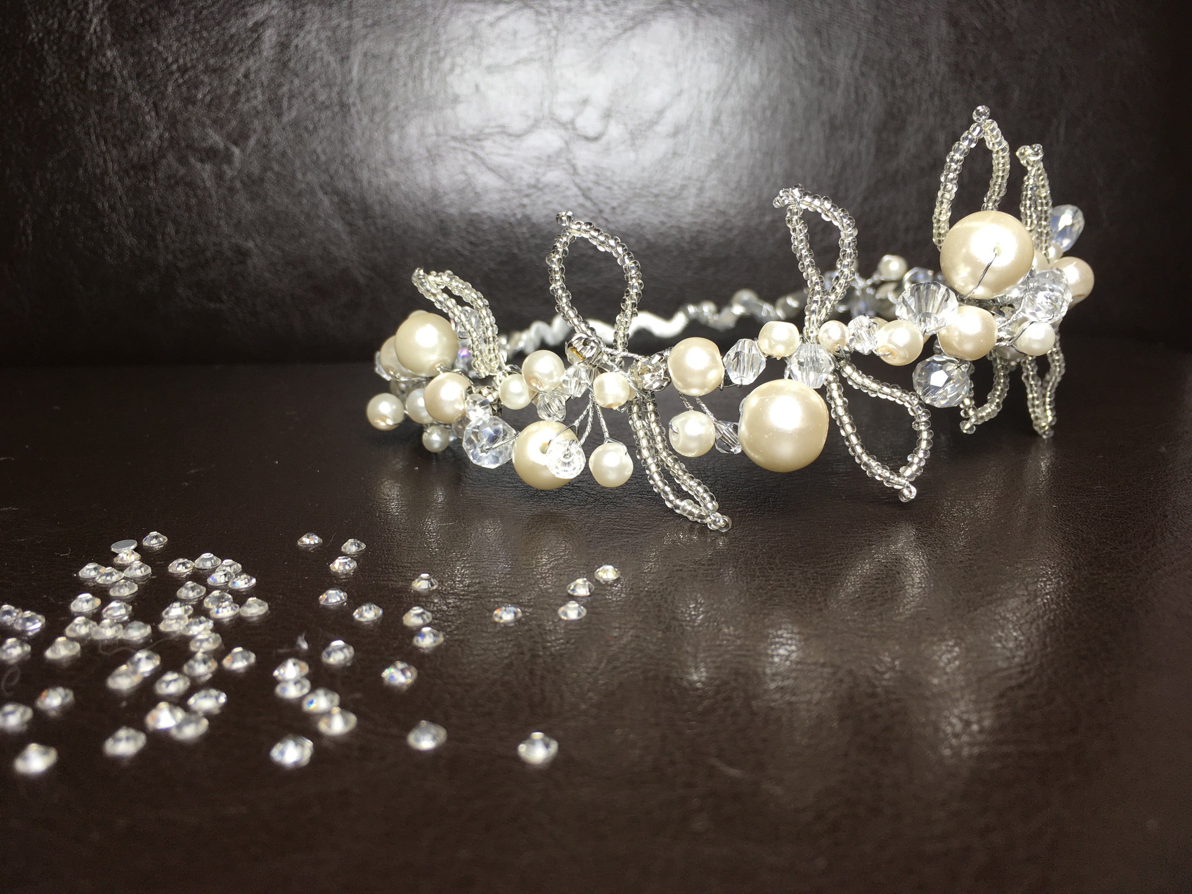 exklusive-hochzeitskrone-mit-perlenverzierung-und-funkelnden-details