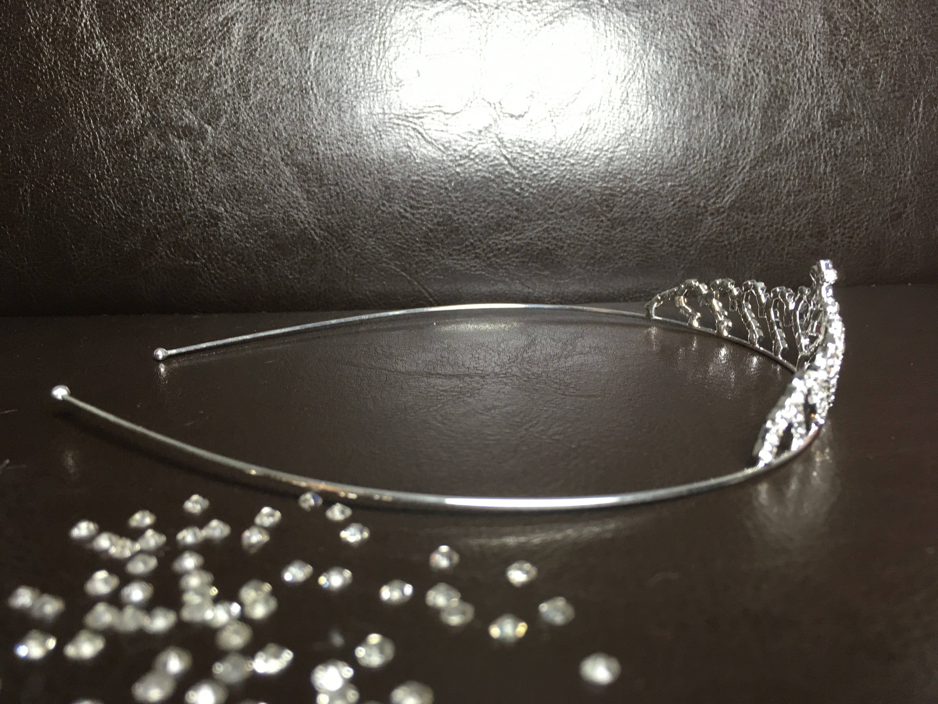 feine-brautkrone-mit-kristallherz-und-funkelnden-strassreihen-edler-look