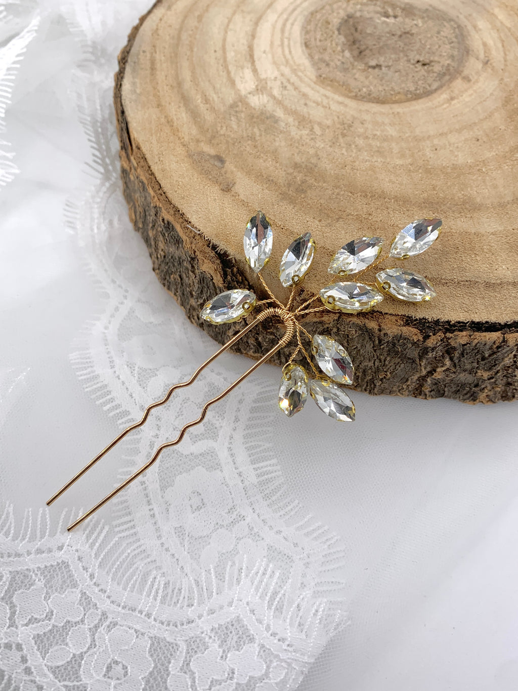 filigrane-gold-haarnadel-fuer-braut-mit-kristallzweigen