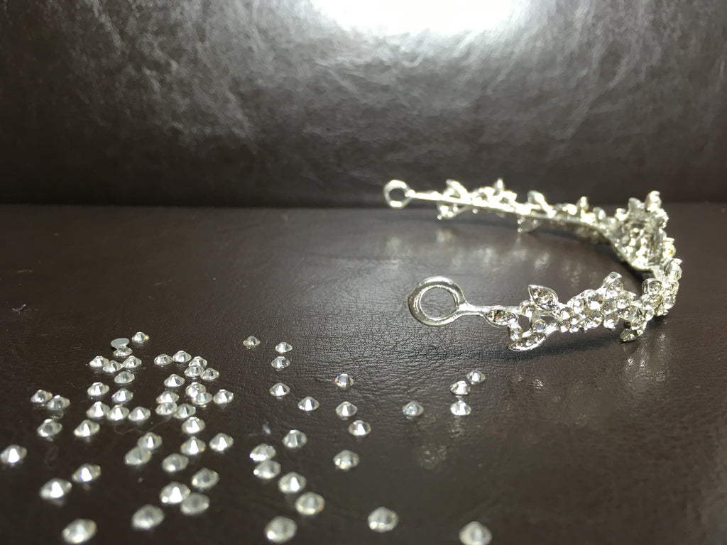 filigranes-diadem-für-bräute-mit-blütenförmigen-strassnakzentuierung