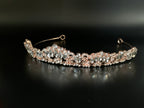 filigranes-diadem-mit-strahlenden-kristallen-für-brautfrisuren