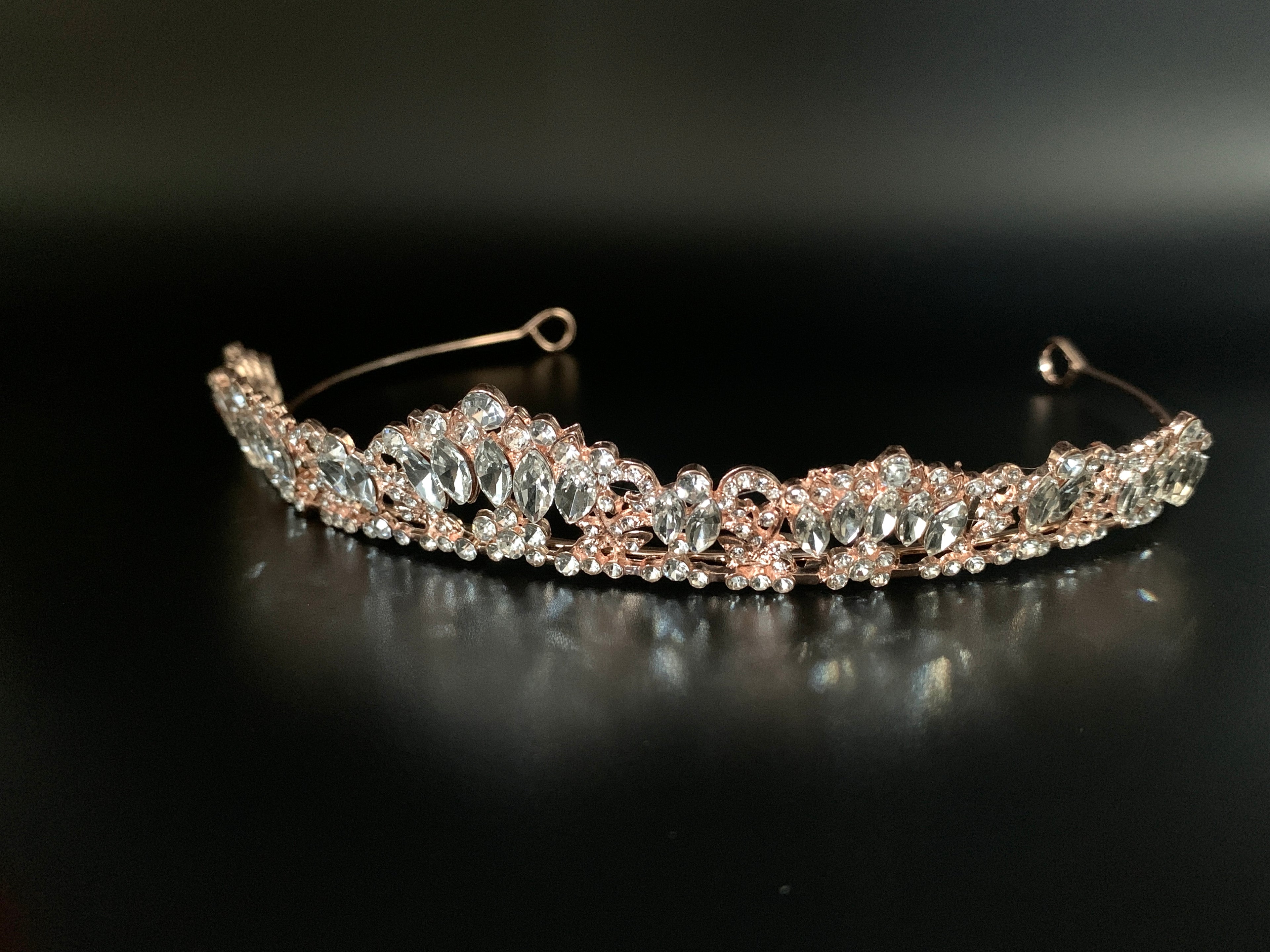 filigranes-diadem-mit-strahlenden-kristallen-für-brautfrisuren