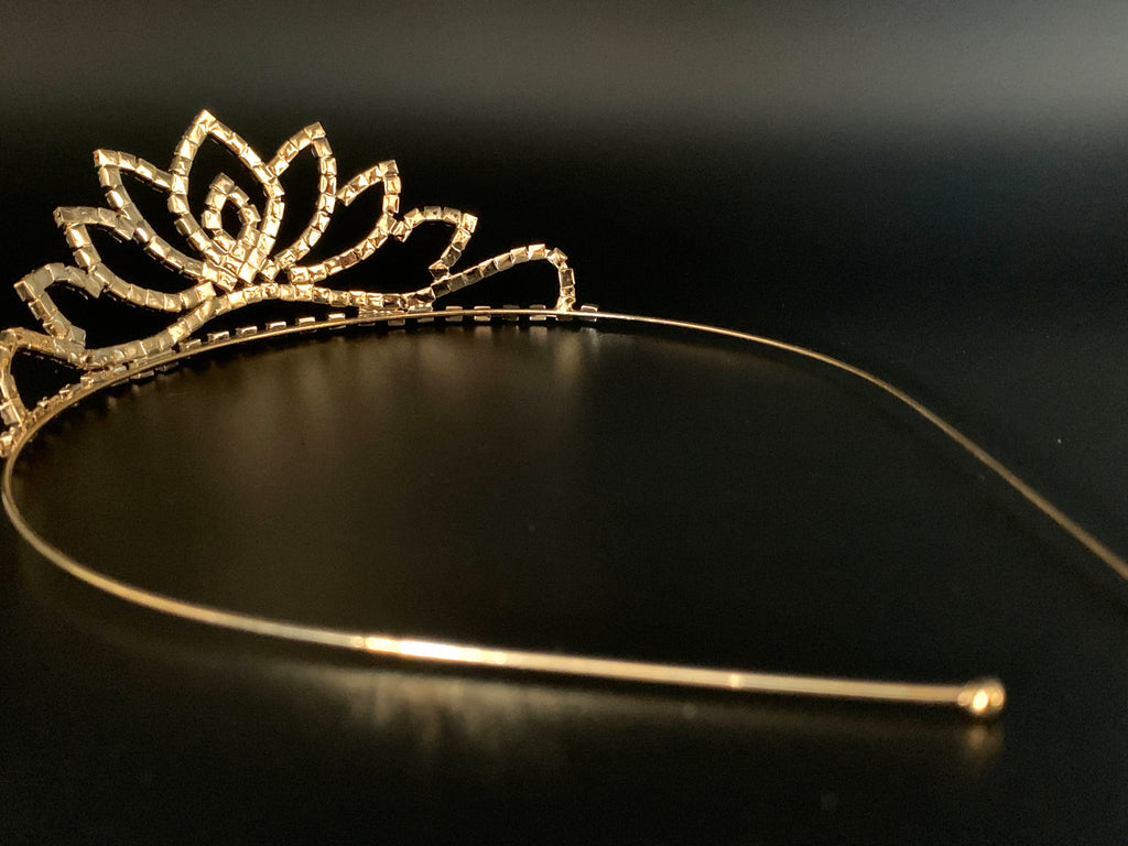 filigranes-gold-diadem-hochzeit-tiara-mit-strass-lotus-motiv-braut-accessoire