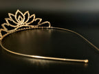 filigranes-gold-diadem-hochzeit-tiara-mit-strass-lotus-motiv-braut-accessoire