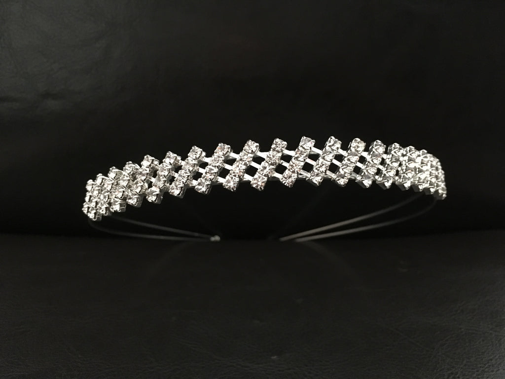 funkelnder-silberner-hochzeits-haarreif-mit-rhinestones-auf-schwarzem-hintergrund-eleganter-brautschmuck