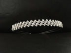 funkelnder-silberner-hochzeits-haarreif-mit-rhinestones-auf-schwarzem-hintergrund-eleganter-brautschmuck