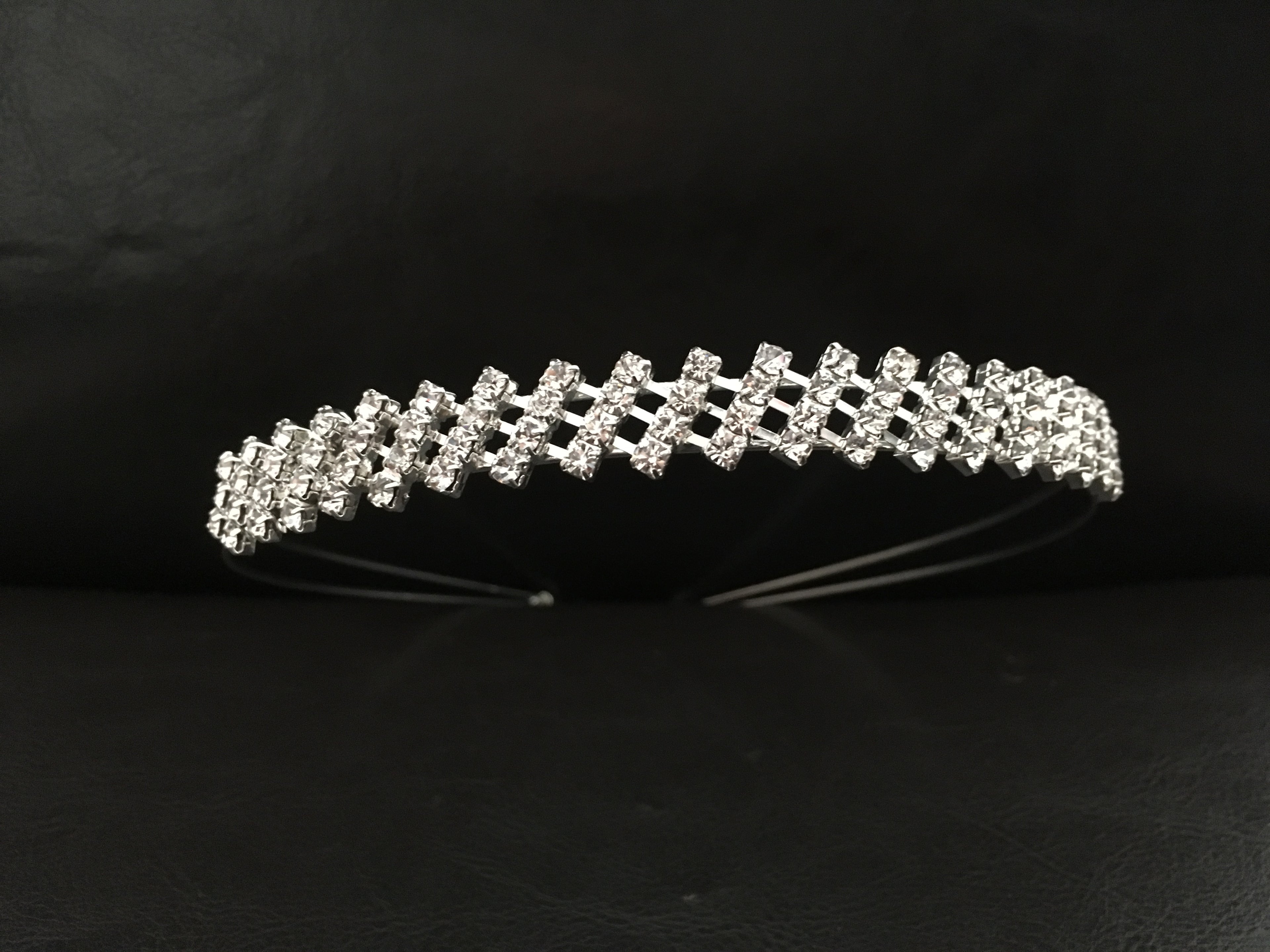 funkelnder-silberner-hochzeits-haarreif-mit-rhinestones-auf-schwarzem-hintergrund-eleganter-brautschmuck