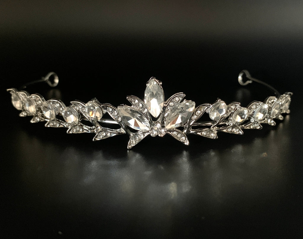 funkelndes-silber-diadem-mit-facettierten-steinen-und-filigraner-verzierung