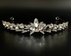 funkelndes-silber-diadem-mit-facettierten-steinen-und-filigraner-verzierung