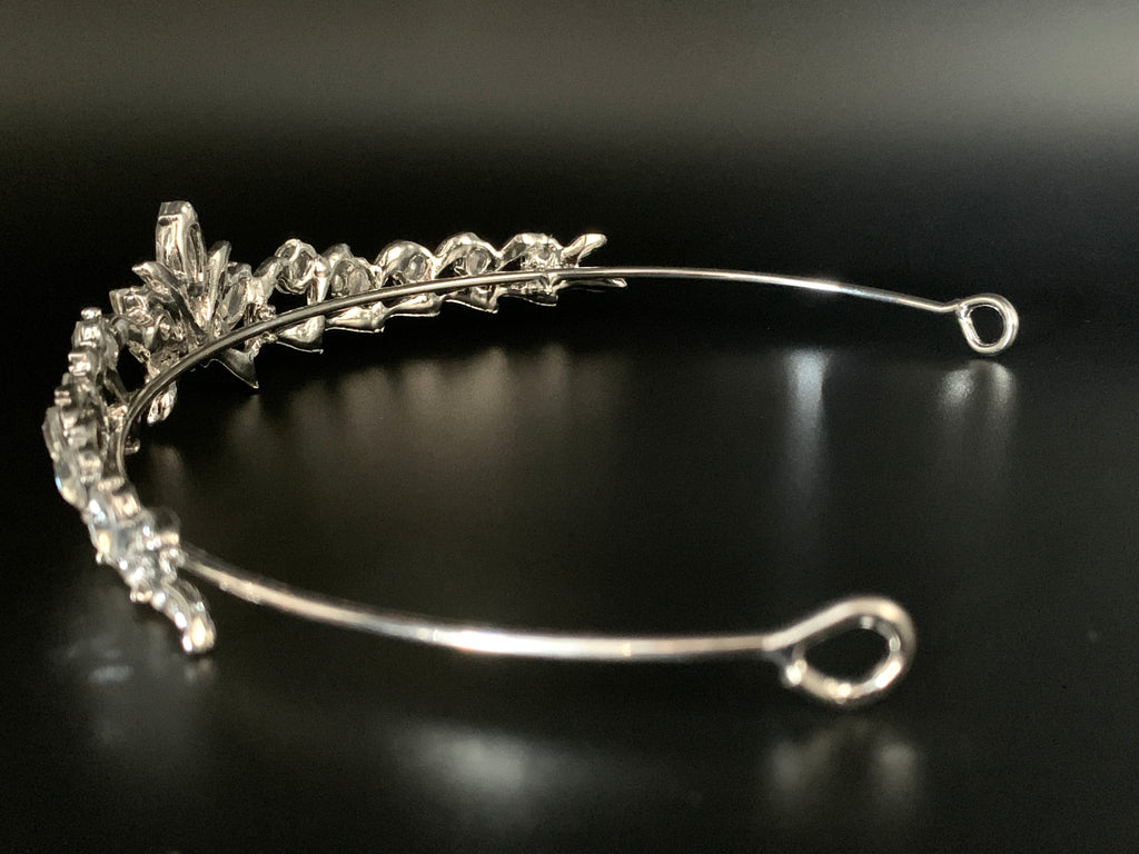 glitzer-tiara-mit-kristallsteinen-fotografiert-auf-schwarzem-edlem-hintergrund