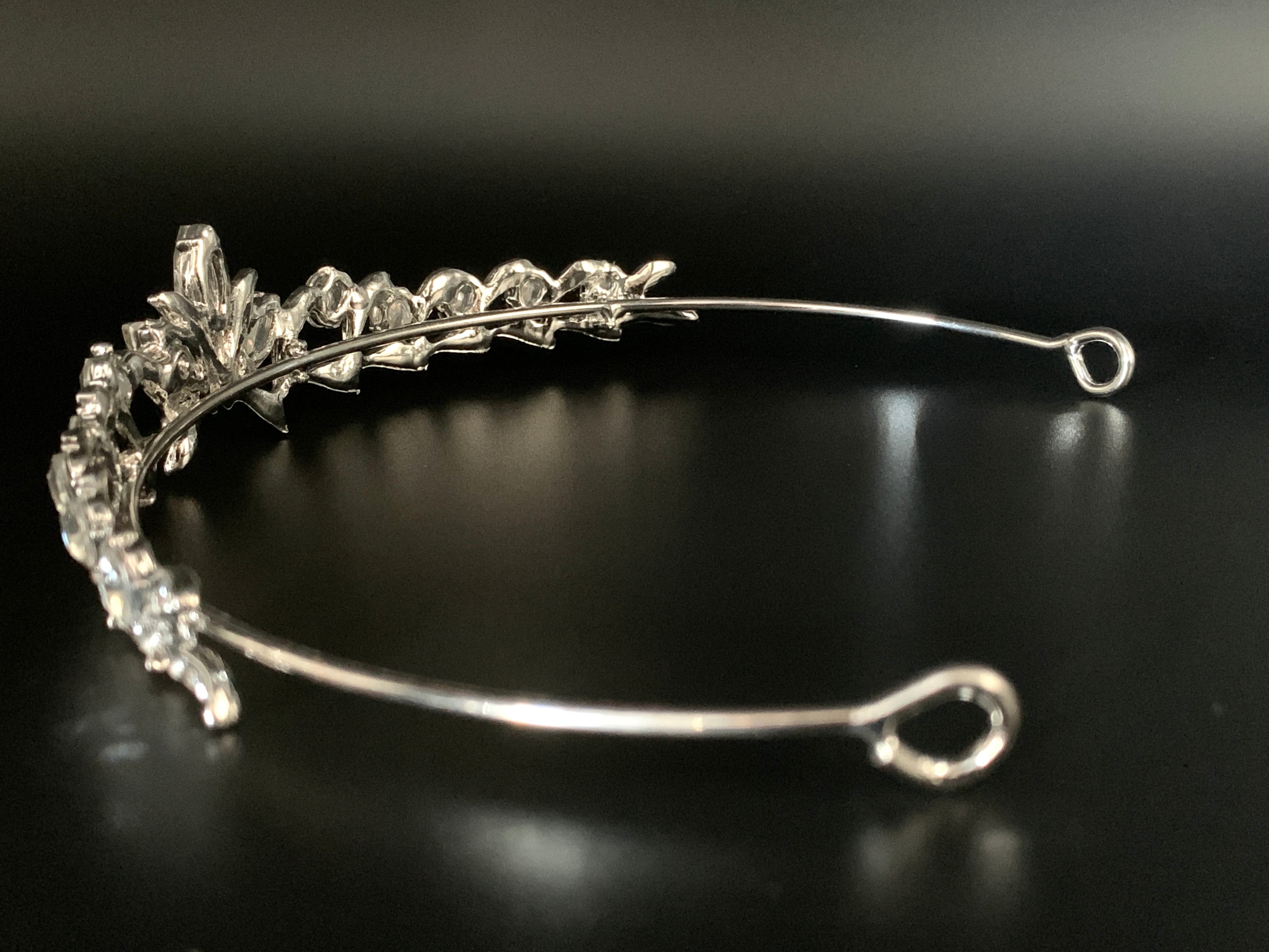 glitzer-tiara-mit-kristallsteinen-fotografiert-auf-schwarzem-edlem-hintergrund