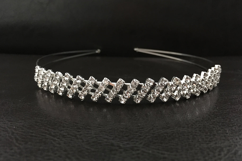 glitzernder-braut-haarreif-mit-kristallen-von-vorne-auf-schwarzem-lederuntergrund-hochzeitsschmuck