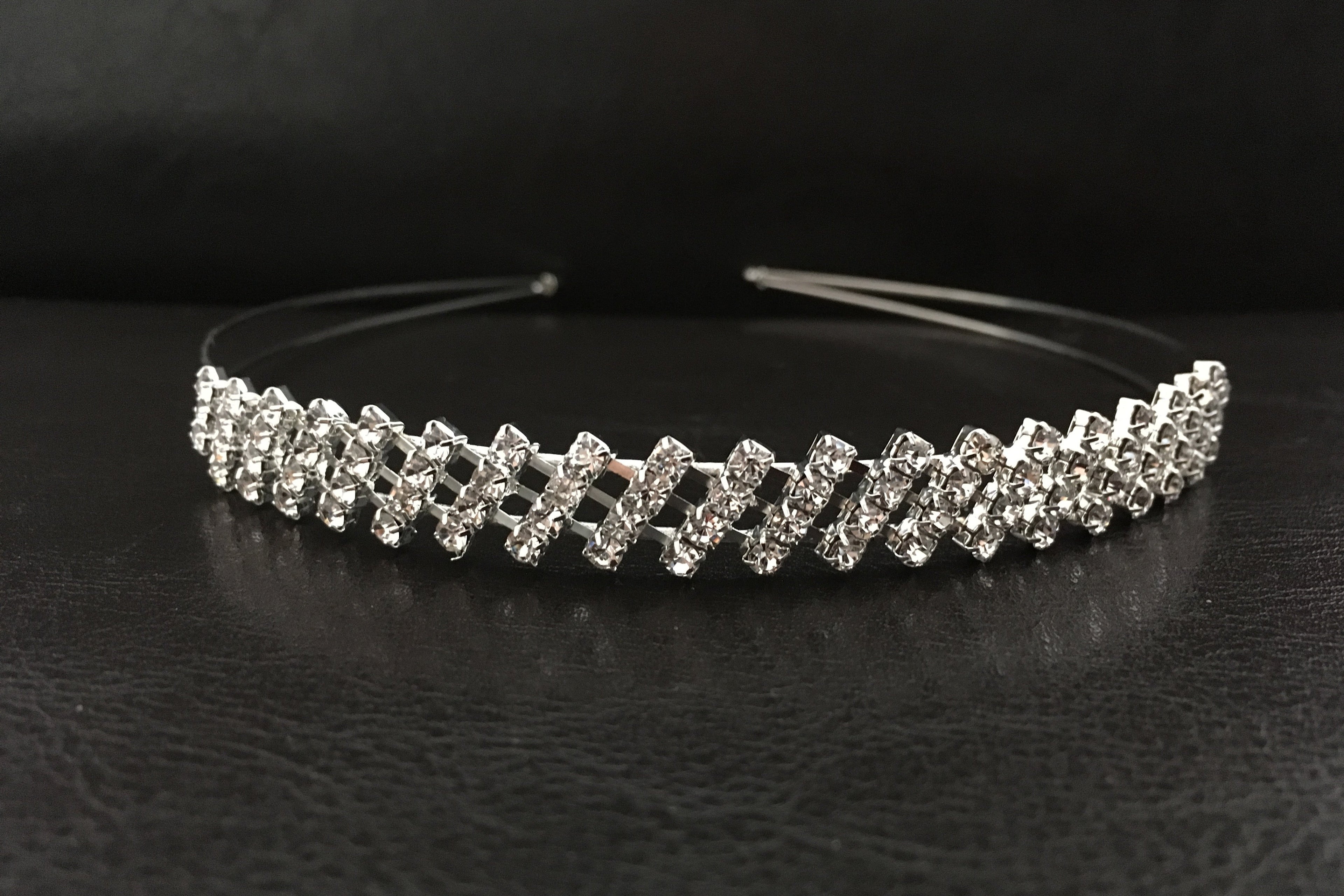 glitzernder-braut-haarreif-mit-kristallen-von-vorne-auf-schwarzem-lederuntergrund-hochzeitsschmuck