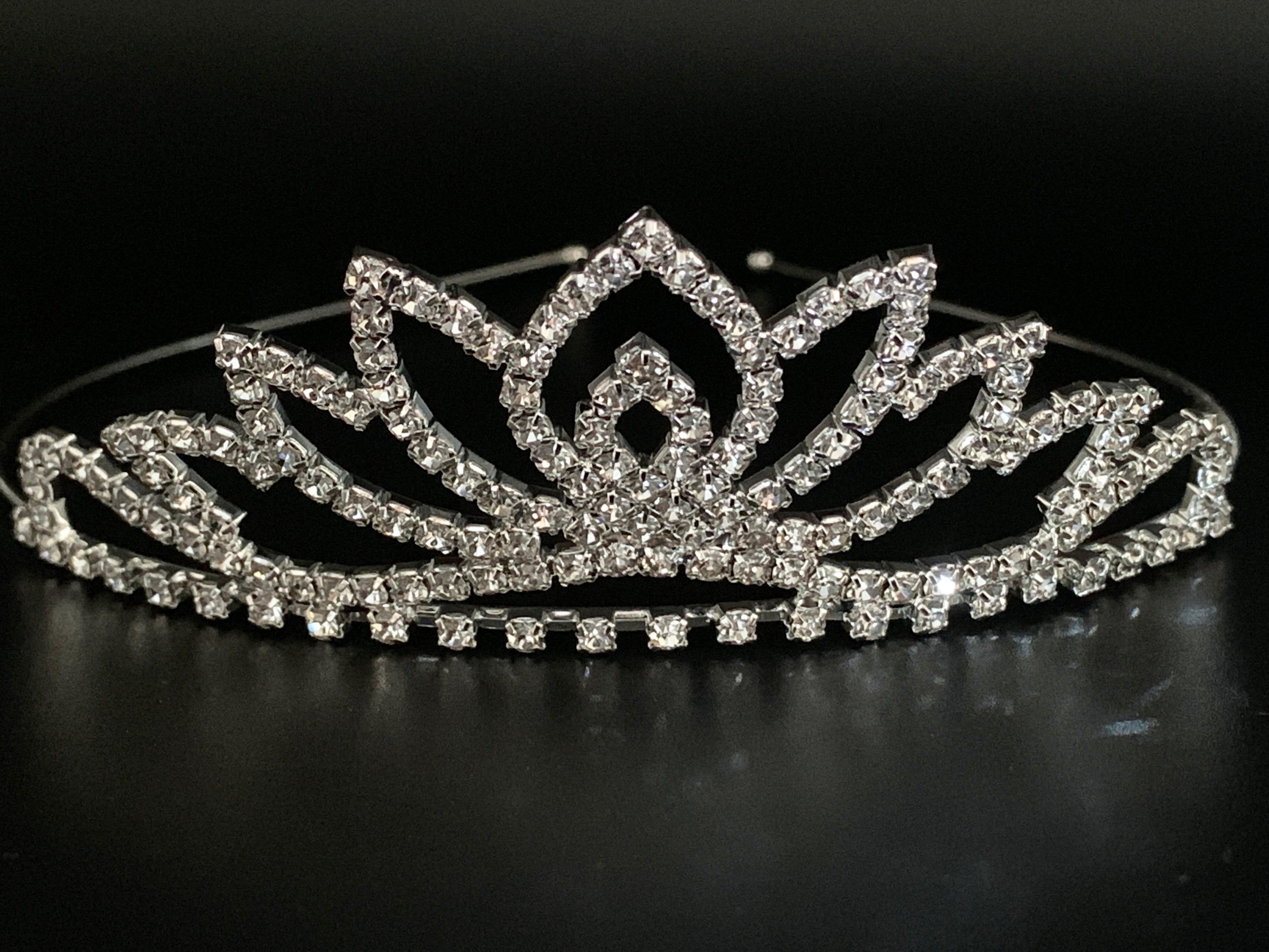 glitzerndes-lotus-diadem-für-braut-haarschmuck-mit-klaren-kristallen