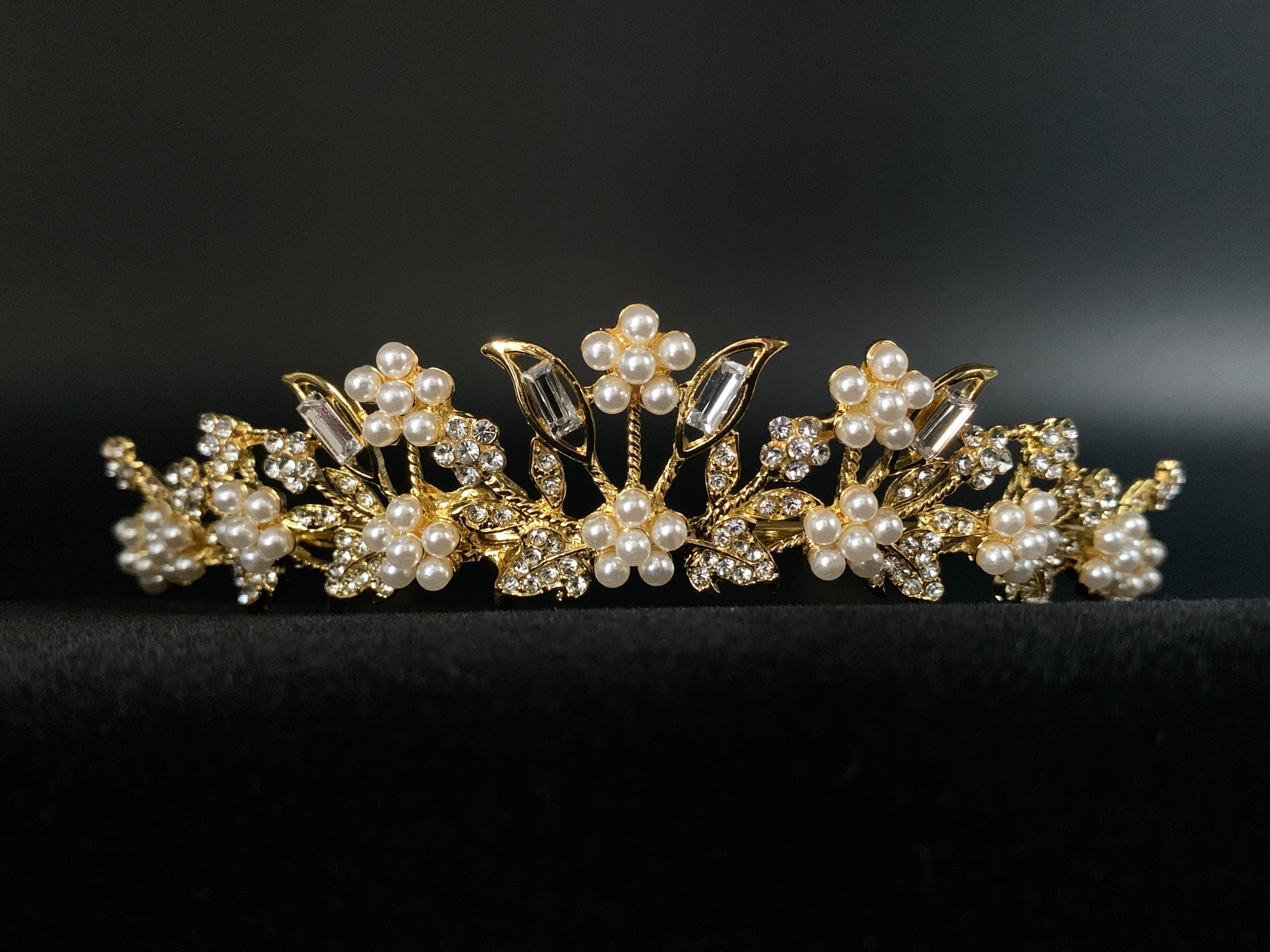 gold-diadema-mit-perlen-und-strass-elegantes-brautkroenchen-frontansicht