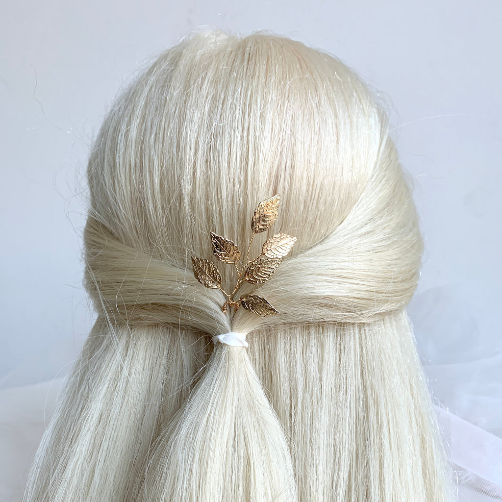 golden-haarpin-hochzeit-mit-blaettern-brautfrisur