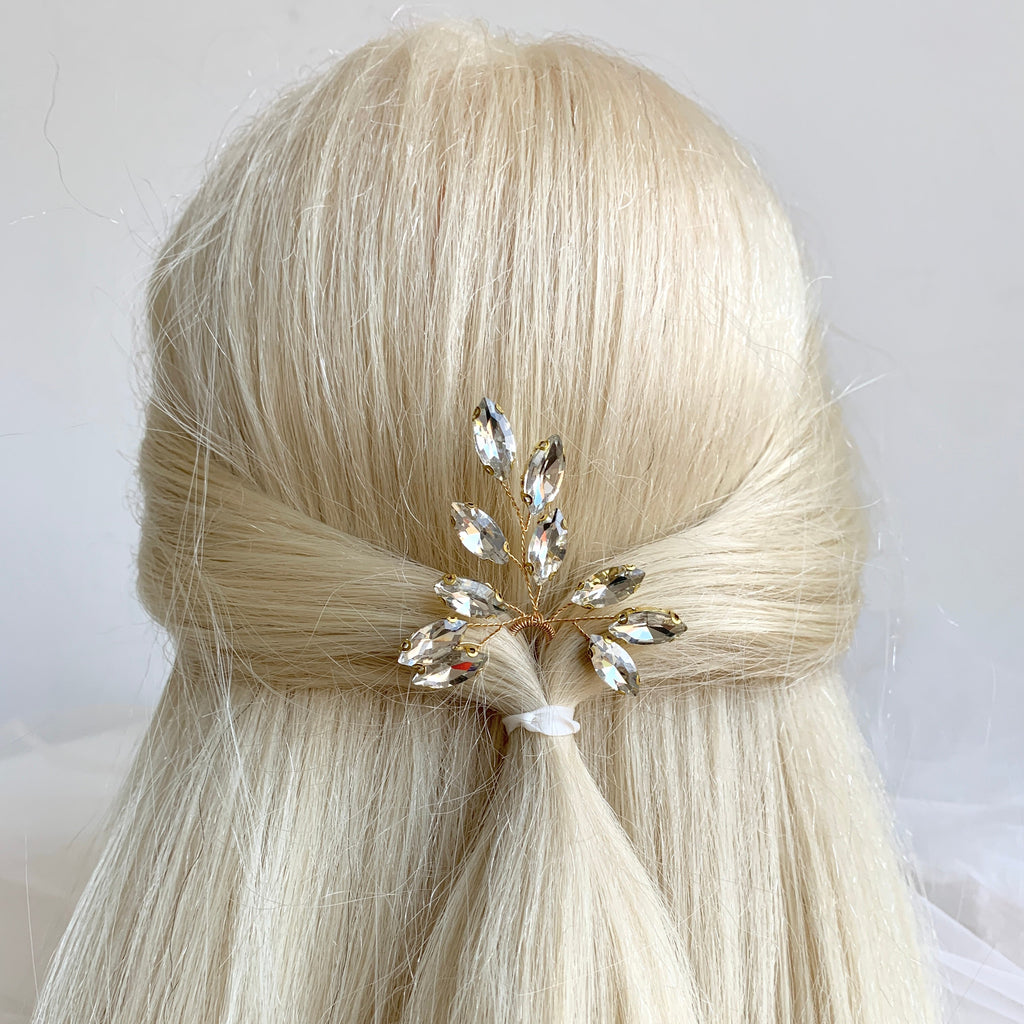 goldene-haarnadel-mit-kristallblaettern-braut-haarschmuck