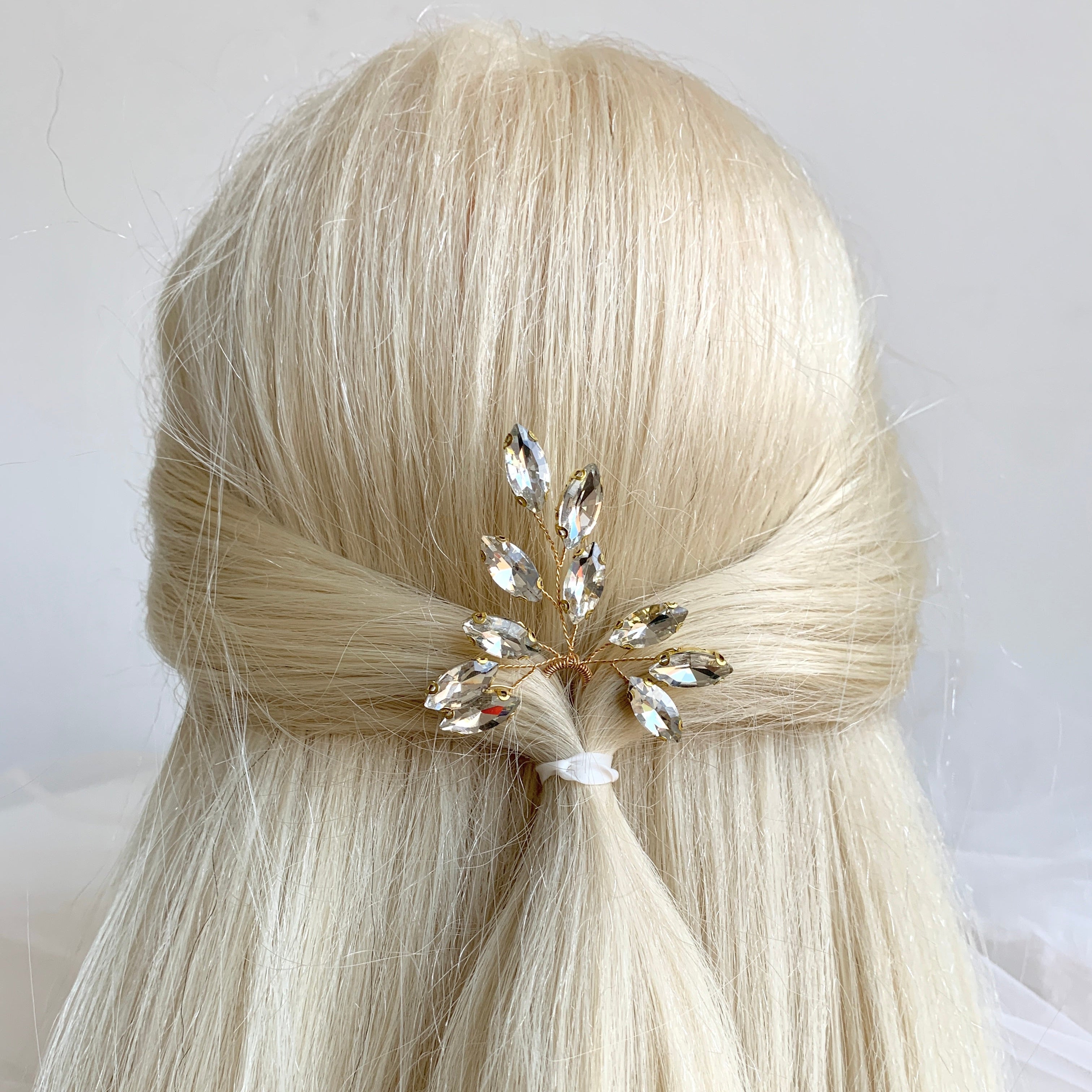 goldene-haarnadel-mit-kristallblaettern-braut-haarschmuck