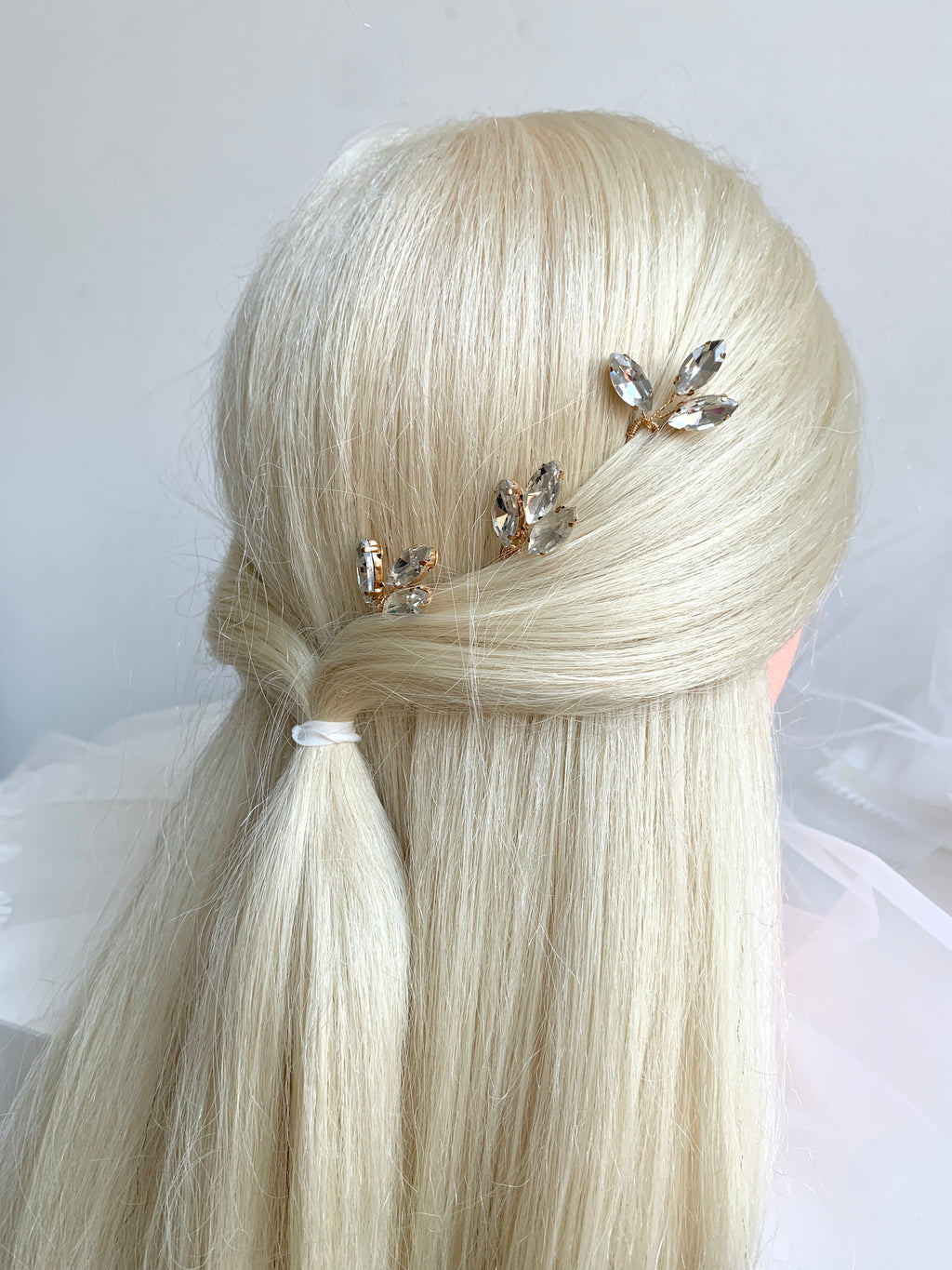 goldene-haarpins-fuer-brautfrisur-mit-kristallzweigen