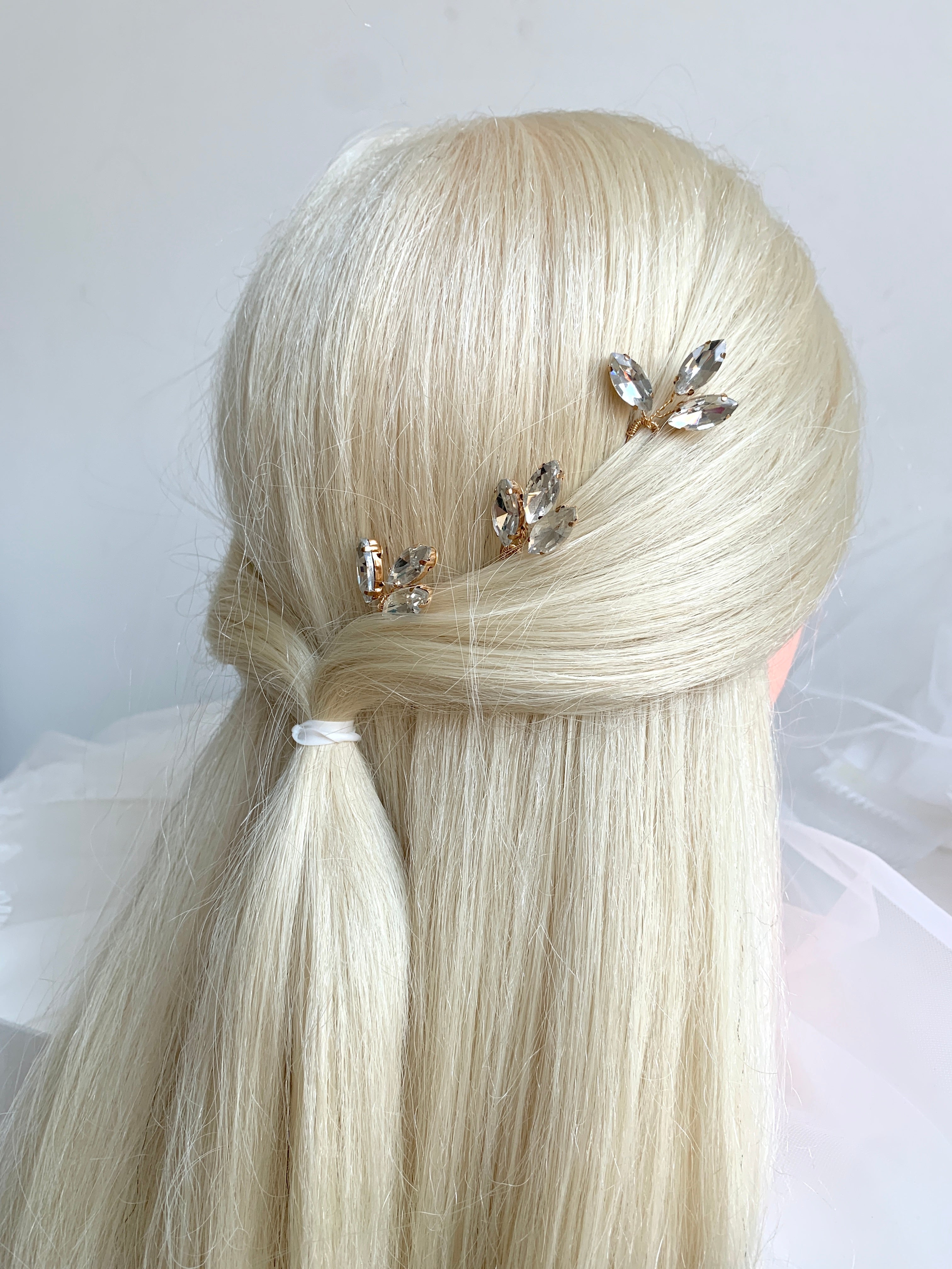 goldene-haarpins-fuer-brautfrisur-mit-kristallzweigen