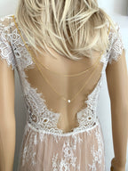 goldene-rueckenkette-mit-zirkonia-fuer-brautkleid
