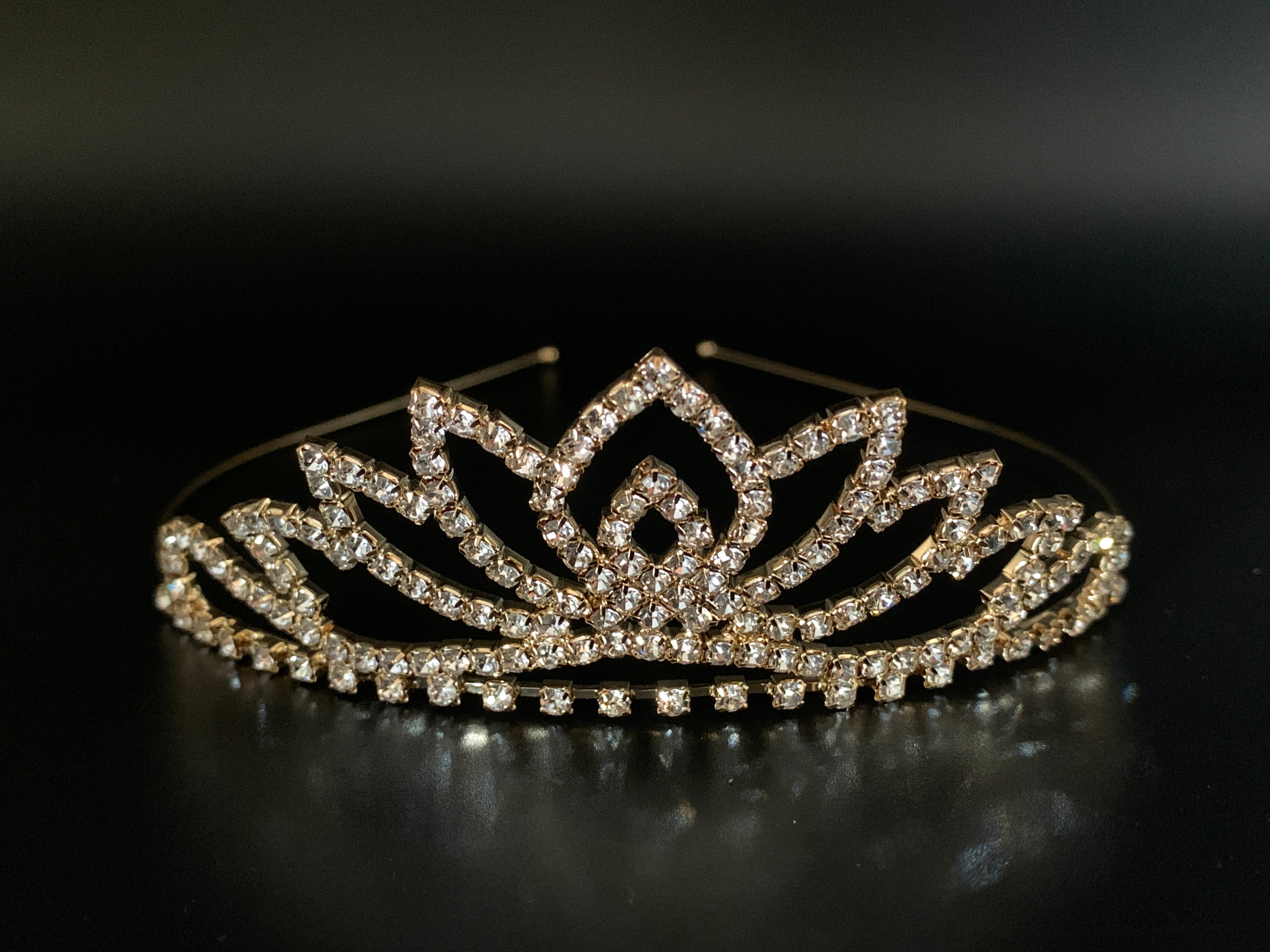 goldenes-diadem-mit-strass-hochzeit-tiara-brautkrone-elegantes-haarschmuck-design
