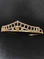 goldenes-diadem-mit-zirkonia-und-mittelstein-frontale-aufnahme-auf-schwarzem-hintergrund