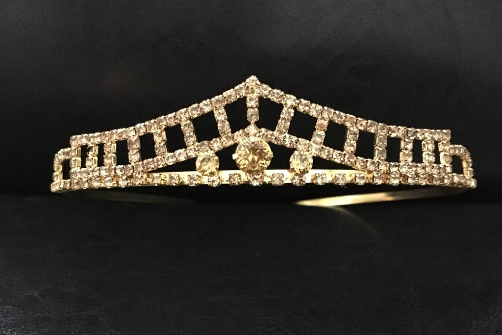 goldenes-diadem-mit-zirkonia-und-rankenmuster-auf-schwarzem-hintergrund-frontansicht