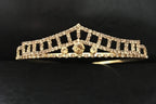 goldenes-diadem-mit-zirkonia-und-rankenmuster-auf-schwarzem-hintergrund-frontansicht