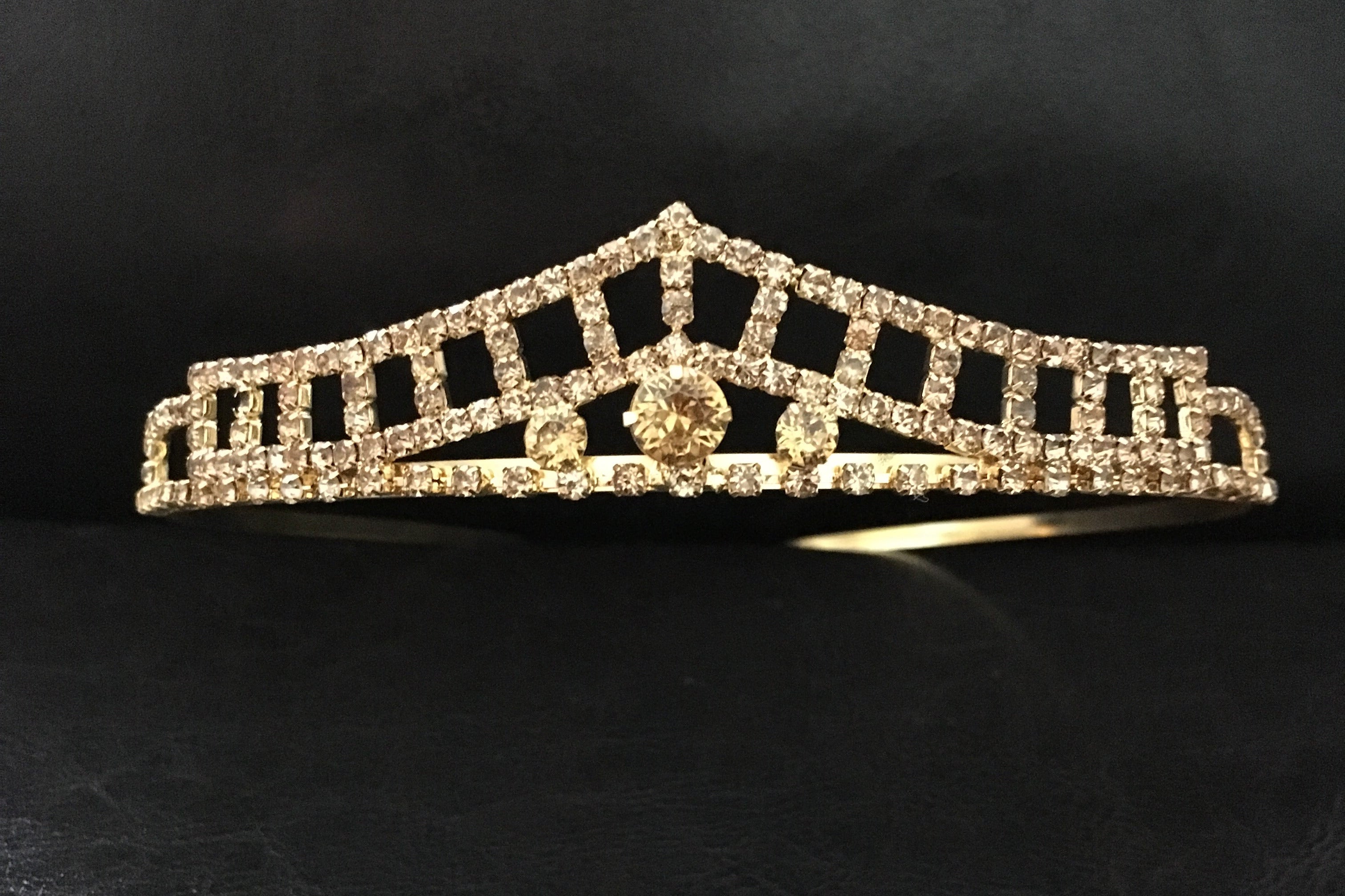 goldenes-diadem-mit-zirkonia-und-rankenmuster-auf-schwarzem-hintergrund-frontansicht