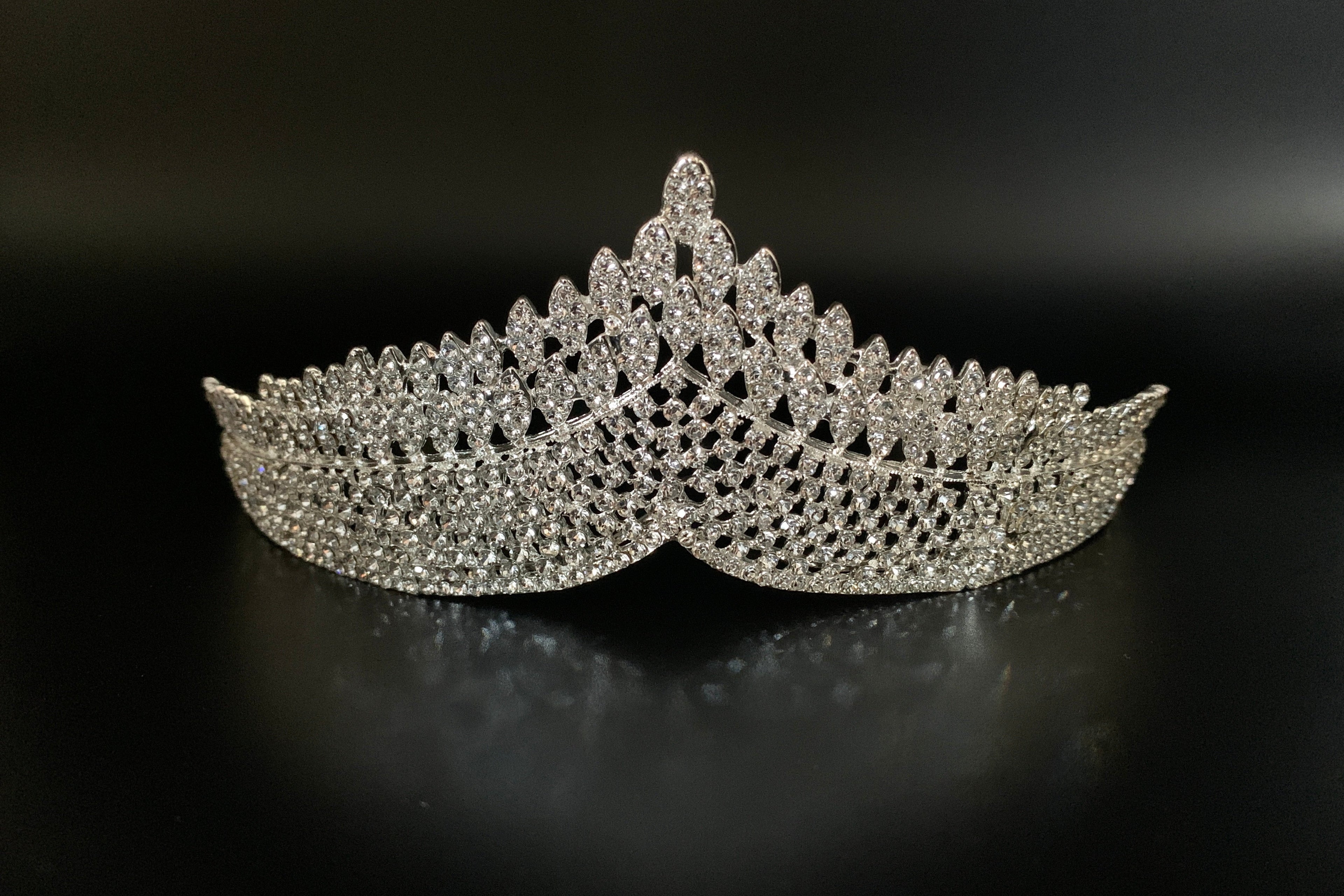 großes-silbernes-königin-diadem-mit-dicht-gesetzten-strasssteinen-und-luxuriöser-struktur