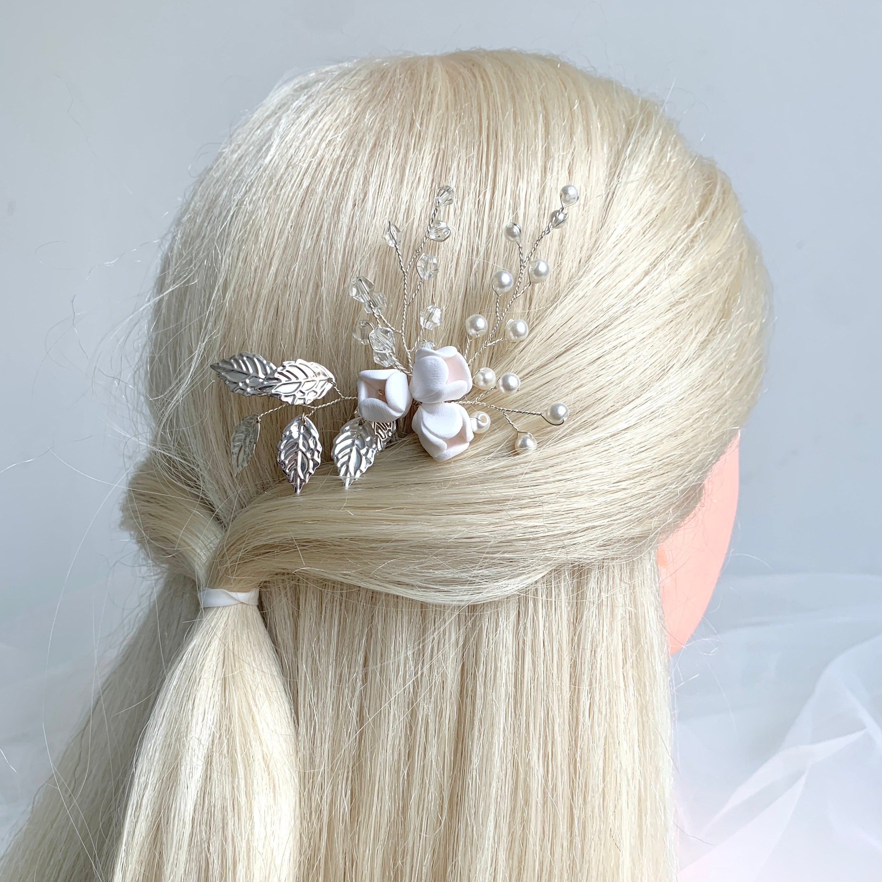 haarnadel-hochzeit-mit-perlen-und-blueten-in-elfenbein